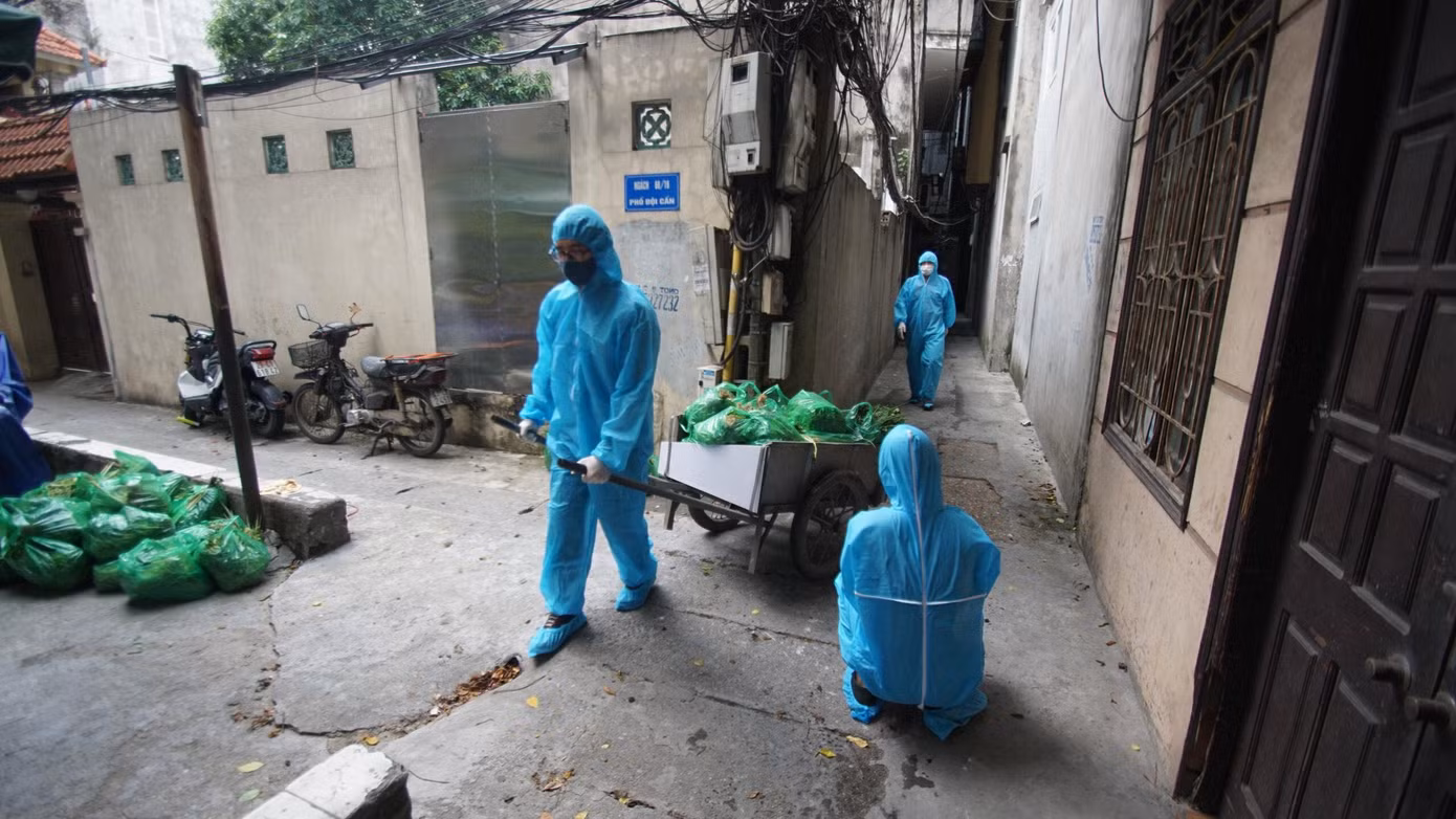 Hình ảnh Hoàng Đạt tác nghiệp tại khu phong tỏa. Hình ảnh Hoàng Đạt tác nghiệp tại khu phong tỏa.