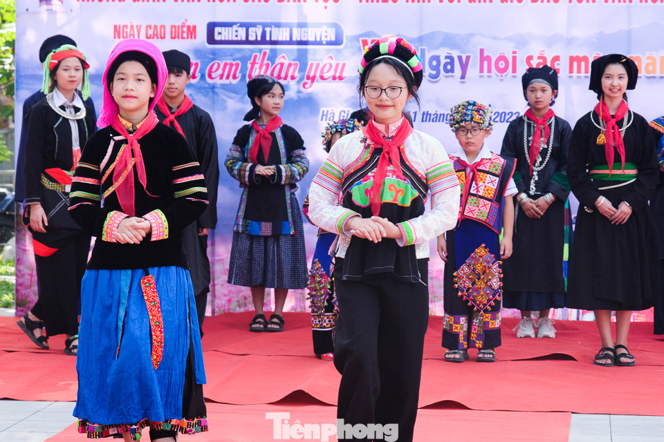 Trang phục dân tộc Phù Lá (bên phải ảnh) bao gồm: váy, áo, khăn, thắt lưng, vòng cổ, vòng tay, hoa tai và nhẫn. Trang phục của nam gồm: áo, quần, khăn đội đầu. Quần áo của người Phù Lá có màu chàm là màu chủ đạo, đồng thời, họ nhuộm sợi để thêu từ màu của các cây cỏ tự nhiên. Người Phù Lá còn có nghệ thuật trang trí hoa văn hết sức độc đáo, có sự sáng tạo kết hợp với tiếp thu tinh hoa của các tộc người anh em.