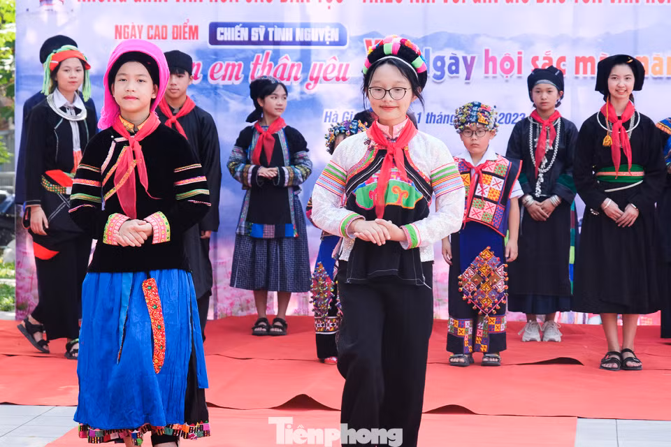 Trang phục dân tộc Phù Lá (bên phải ảnh) bao gồm: váy, áo, khăn, thắt lưng, vòng cổ, vòng tay, hoa tai và nhẫn. Trang phục của nam gồm: áo, quần, khăn đội đầu. Quần áo của người Phù Lá có màu chàm là màu chủ đạo, đồng thời, họ nhuộm sợi để thêu từ màu của các cây cỏ tự nhiên. Người Phù Lá còn có nghệ thuật trang trí hoa văn hết sức độc đáo, có sự sáng tạo kết hợp với tiếp thu tinh hoa của các tộc người anh em.