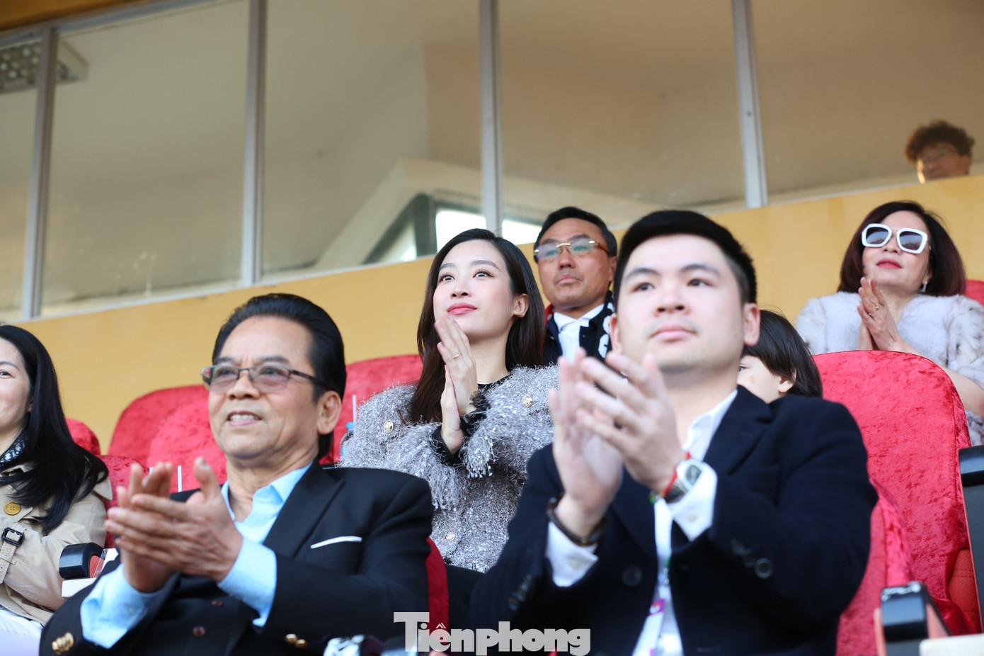 Hoa hậu Đỗ Mỹ Linh đến sân Hàng Đẫy cổ vũ đội bóng của ông xã tranh Siêu cúp. Ảnh: Trọng Tài