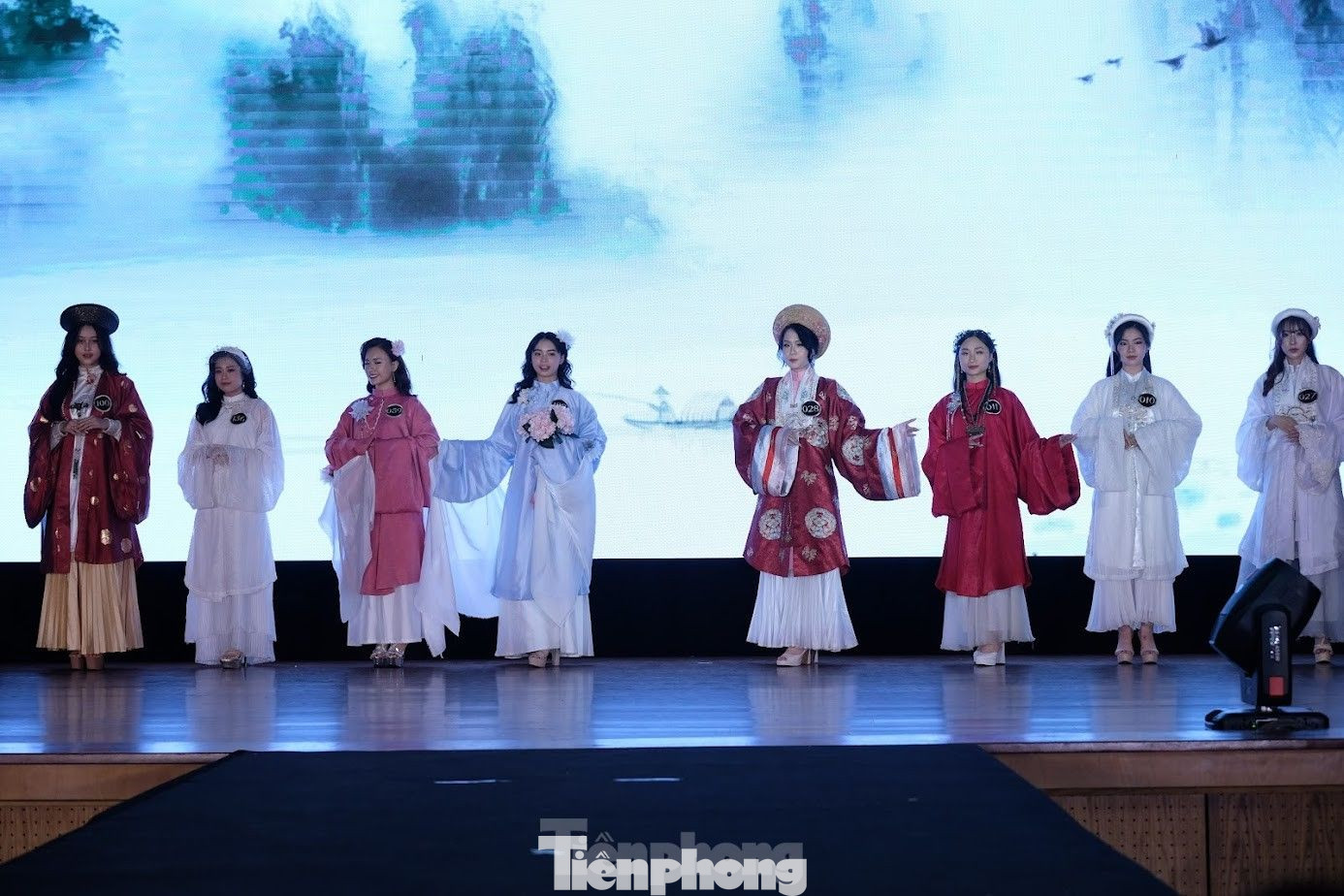 Đại diện nhà tài trợ cổ phục của cuộc thi cho biết, cô rất hạnh phúc và bất ngờ khi những bộ trang phục mình thiết kế lại được trình diễn mãn nhãn nhờ phong thái tự tin của sinh viên Đại học Bách khoa.