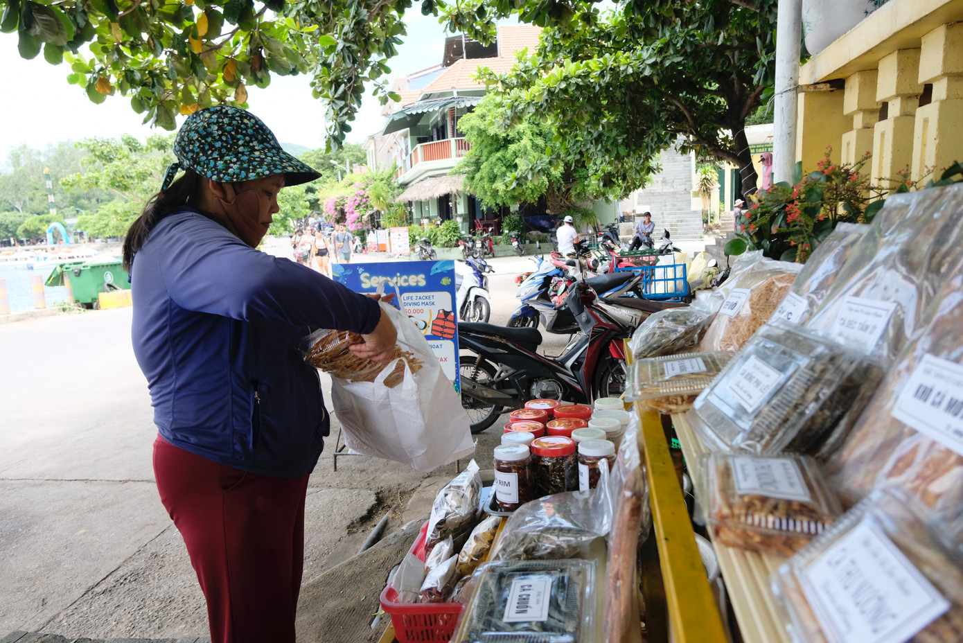 Tại khu chợ, người dân sử dụng túi sinh thái dùng nhiều lần để đựng hàng hoá cho du khách, các hộ gia đình. Ảnh: Châu Linh Tại khu chợ, người dân sử dụng túi sinh thái dùng nhiều lần để đựng hàng hoá cho du khách, các hộ gia đình. Ảnh: Châu Linh