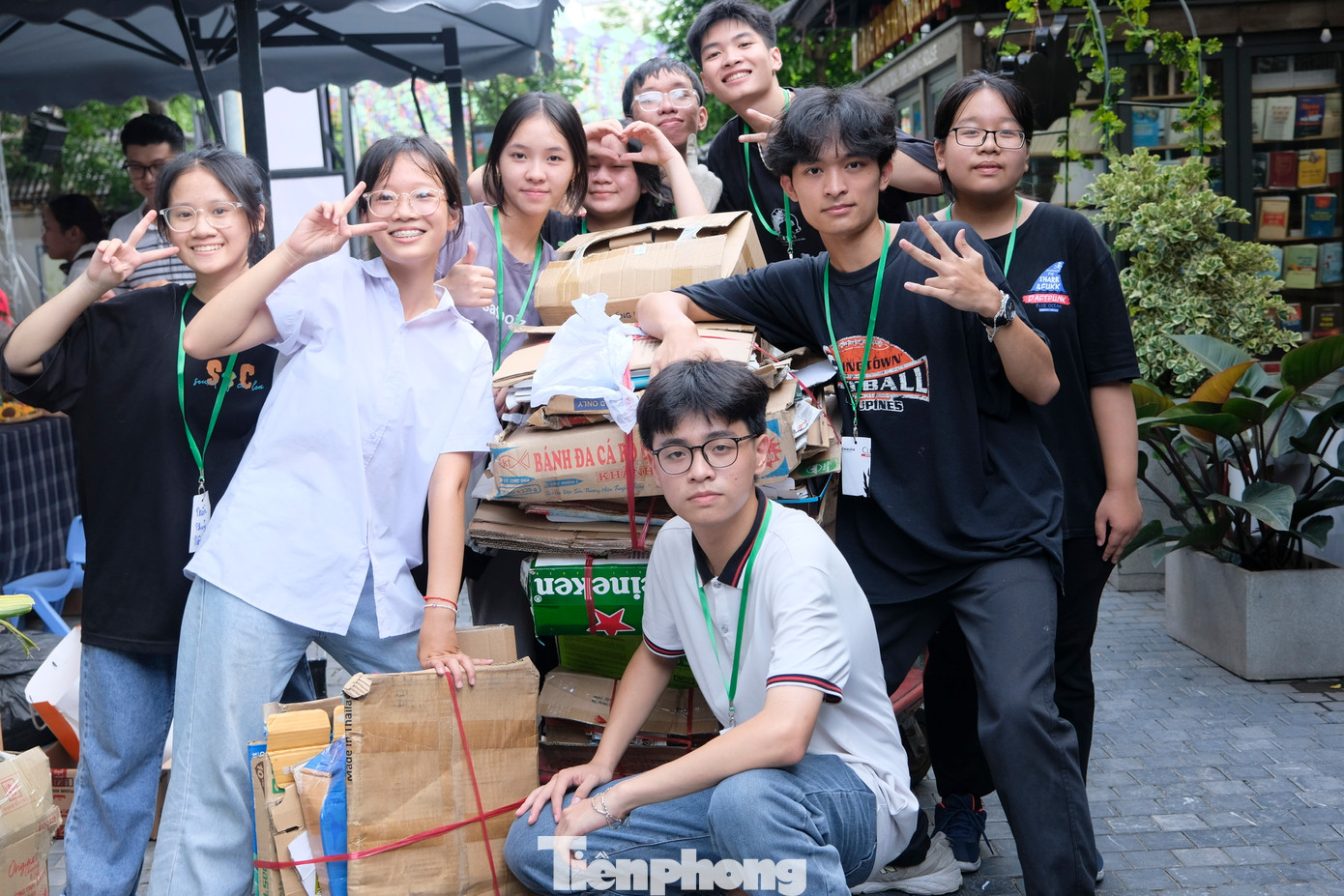 Là trưởng nhóm quản lý hoạt động đổi rác, lấy cây ngày 30/6, em Chu Nguyễn Hòa My (sinh viên trường Đại học Kinh tế Quốc dân) cho biết: &quot;Sau một ngày hoạt động hết công suất, dự án đã thu về gần 1 tấn rác. Đây là một tín hiệu tích cực cho thấy tính lan tỏa của dự án đang tiếp cận được đến nhiều người hơn&quot;. Ảnh: Diệu Nhi