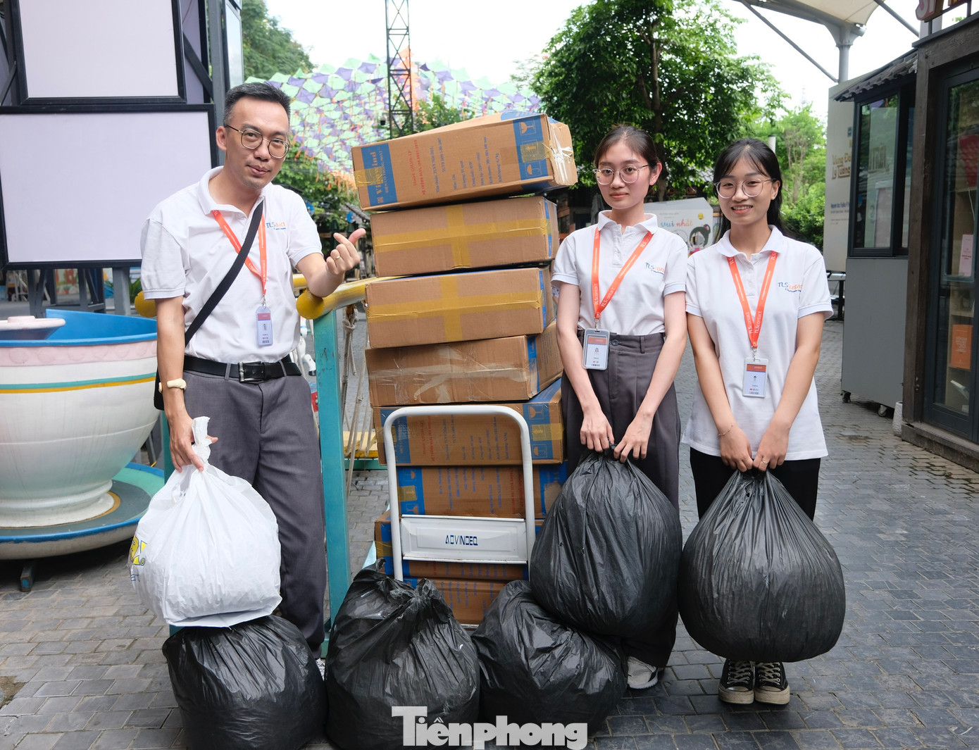 Mục tiêu của dự án hướng đến tuyên truyền, xây dựng trong mỗi ngôi trường sẽ có một ngày thu gom rác đều đặn hàng tháng. Qua đó, các bạn học sinh, sinh viên làm quen với lối sống xanh, giảm rác, tái chế và giúp môi trường sống vững bền hơn. Ảnh: Diệu Nhi