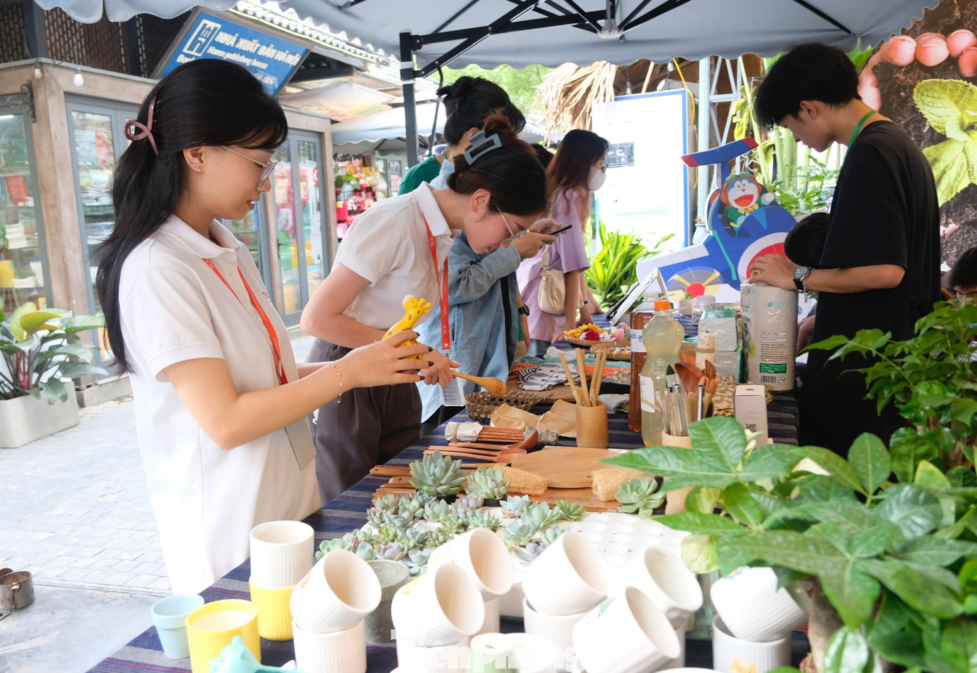 Mục tiêu của dự án hướng đến tuyên truyền, xây dựng trong mỗi ngôi trường sẽ có một ngày thu gom rác đều đặn hàng tháng. Qua đó, các bạn học sinh, sinh viên làm quen với lối sống xanh, giảm rác, tái chế và giúp môi trường sống vững bền hơn. Ảnh: Diệu Nhi