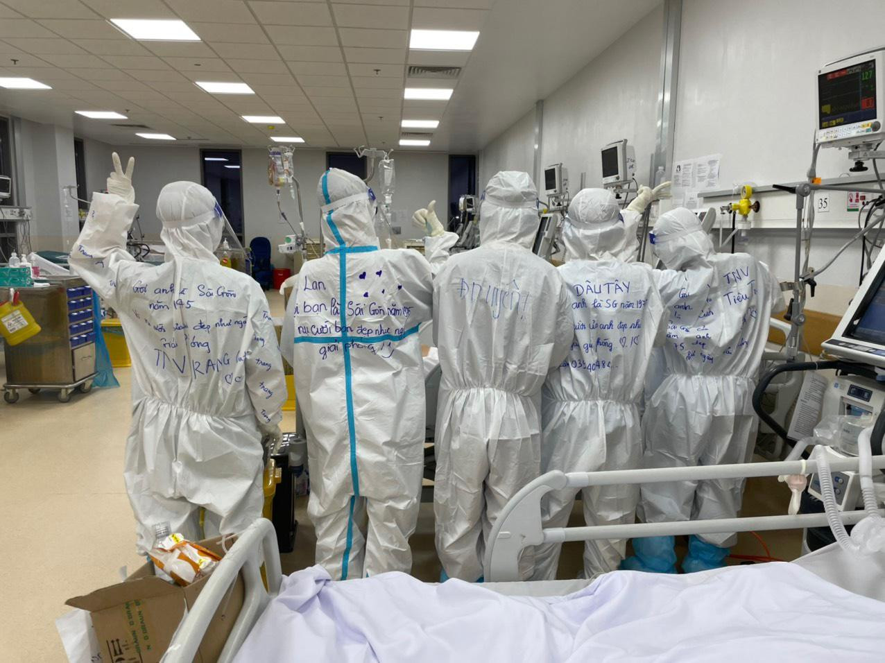 Những câu nói hài hước, nickname mang dấu ấn, những lời thủ thỉ được ghi lại đằng sau chiếc áo bảo hộ như toát lên vẻ lạc quan và tinh thần hăng hái của các cô gái trẻ.