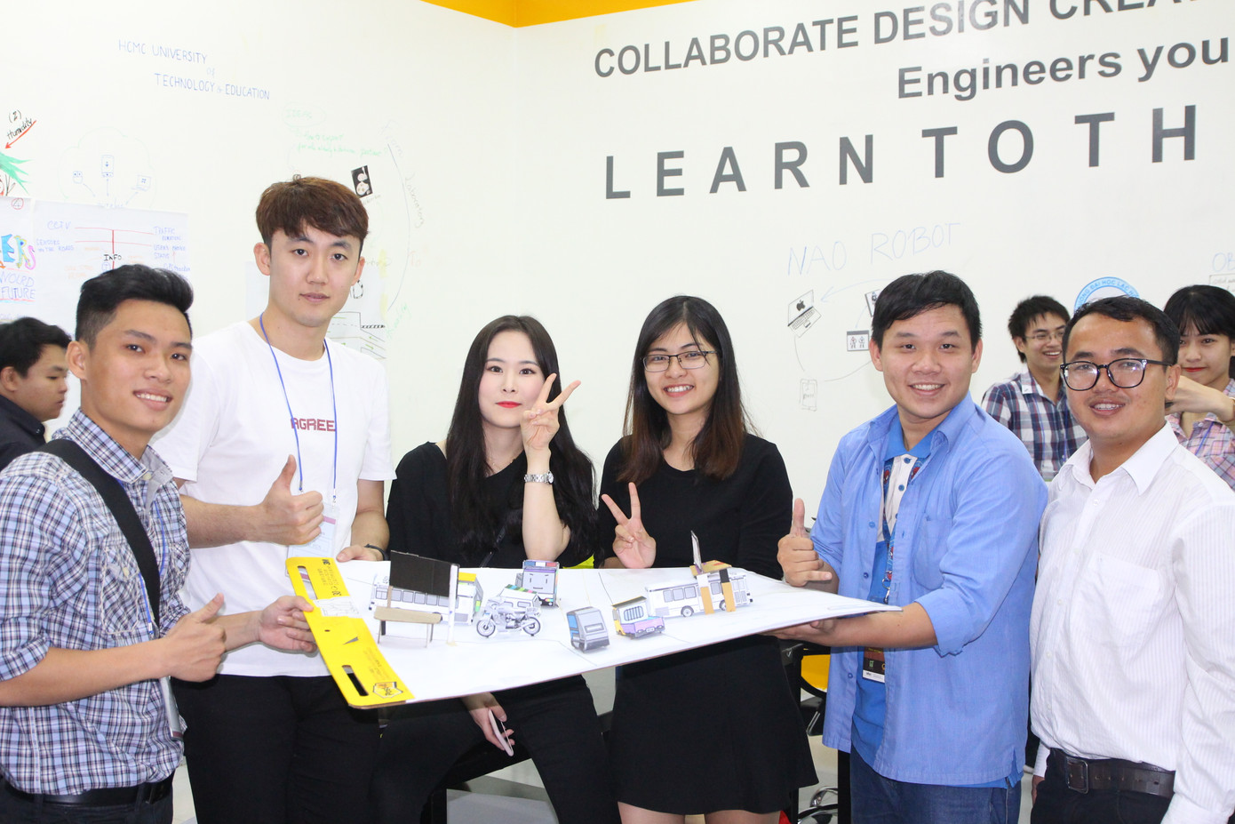 PGS.TS Lê Thanh Long (ngoài cùng bên phải) và sinh viên tham gia hoạt động giao lưu Việt -Hàn. Ảnh: NVCC