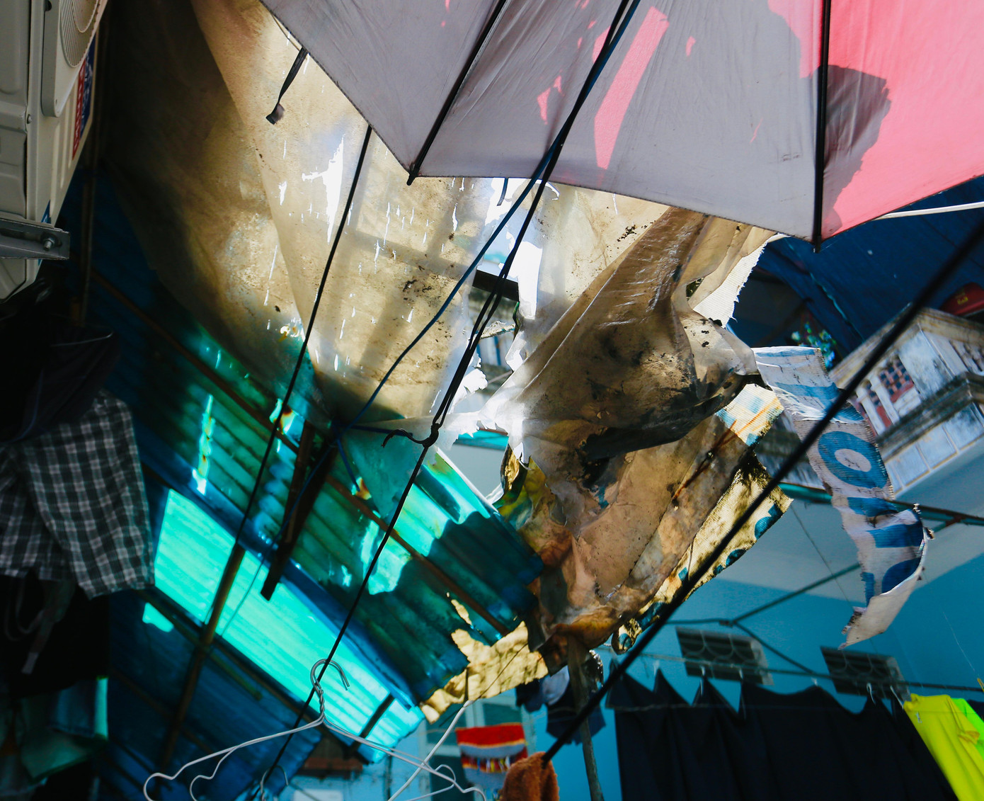 Những mảnh túi ni lông, chiếc ô hỏng được tận dụng để "che nắng, che mưa" ngay bên ngoài cửa các khu phòng trọ chật hẹp. Những mảnh túi ni lông, chiếc ô hỏng được tận dụng để "che nắng, che mưa" ngay bên ngoài cửa các khu phòng trọ chật hẹp.