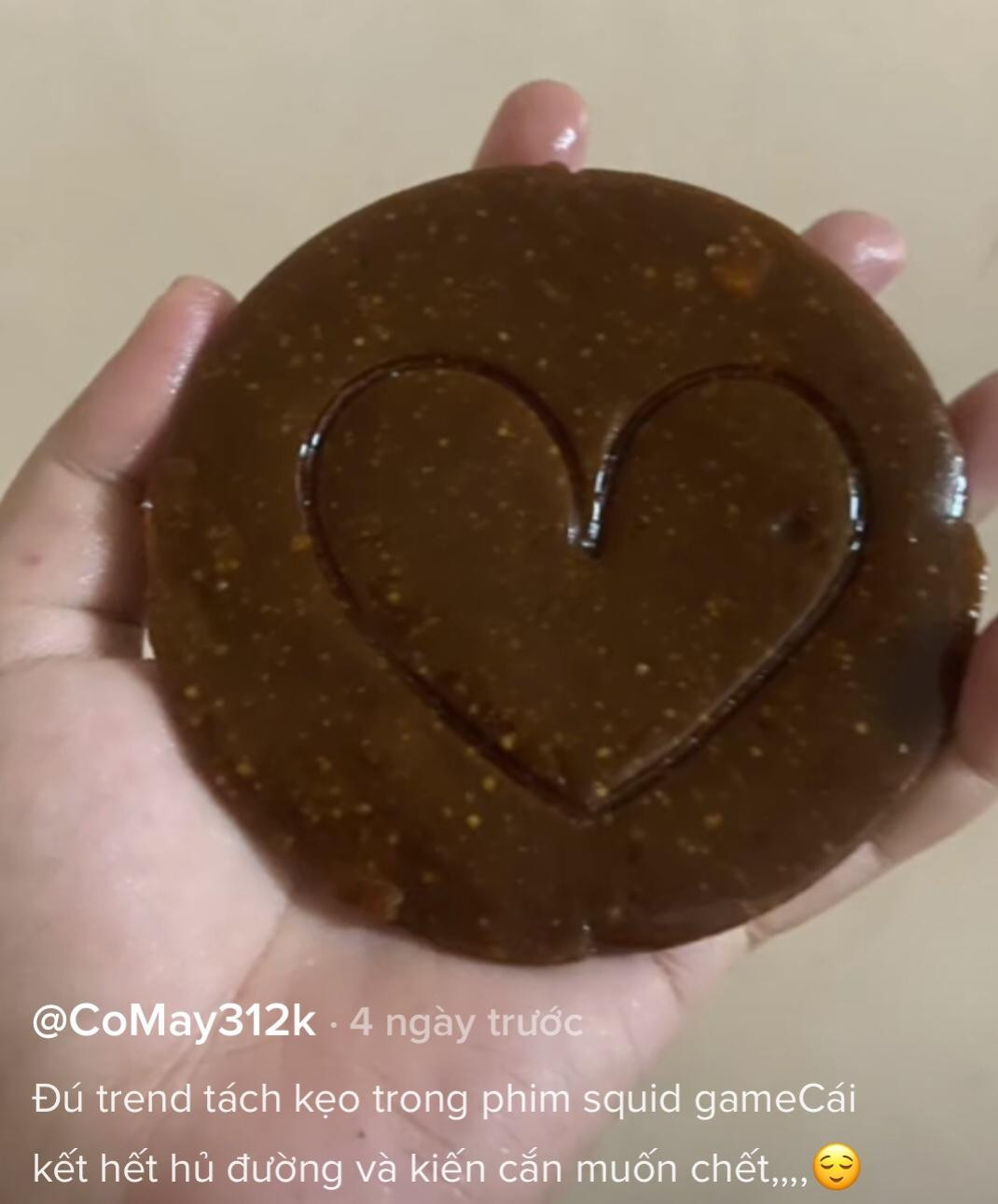 Nhân vật có nick name &quot;CoMay312k&quot; chia sẻ trên TikTok: “Đu trend tách kẹo trong phim Squid game. Cái kết hết hũ đường và bị kiến cắn”.