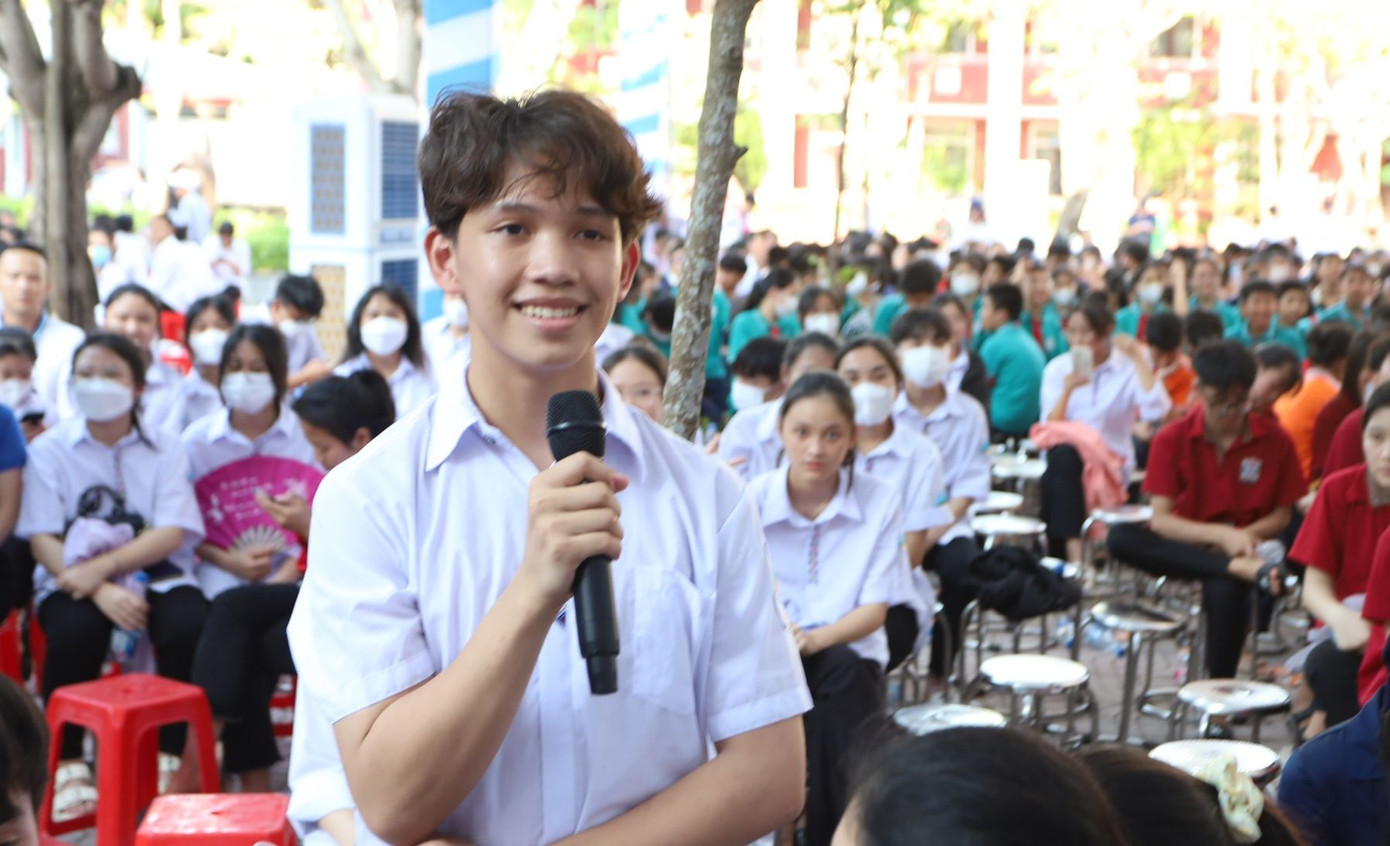 Nhận một câu hỏi của học sinh trường Dân tộc nội trú Nghệ An kèm câu nói: “Em yêu (quý) chị”, Hoa hậu Huỳnh Thị Thanh Thủy cười tươi và đáp: “Cảm ơn em. Chị cũng yêu các em”. Hoa hậu Thanh Thủy cũng chia sẻ kinh nghiệm và khuyên các bạn học sinh nên nhớ số điện thoại 111 để trong những trường hợp cấp bách nhất được bảo vệ. Cô cũng mong các em học sinh nên mở lòng, không nên ngại chia sẻ với thầy cô, bạn bè, người thân để được được hỗ trợ về tâm lý. “Tuy nhiên điều quan trọng nhất là mỗi bạn nên tự tạo ra sự khích lệ từ bên trong, tôn trọng sự khác biệt của bản thân để tạo dựng sự tự tin”, Huỳnh Thị Thanh Thủy nói. Hoa hậu Huỳnh Thị Thanh Thủy Nhận một câu hỏi của học sinh trường Dân tộc nội trú Nghệ An kèm câu nói: “Em yêu (quý) chị”, Hoa hậu Huỳnh Thị Thanh Thủy cười tươi và đáp: “Cảm ơn em. Chị cũng yêu các em”. Hoa hậu Thanh Thủy cũng chia sẻ kinh nghiệm và khuyên các bạn học sinh nên nhớ số điện thoại 111 để trong những trường hợp cấp bách nhất được bảo vệ. Cô cũng mong các em học sinh nên mở lòng, không nên ngại chia sẻ với thầy cô, bạn bè, người thân để được được hỗ trợ về tâm lý. “Tuy nhiên điều quan trọng nhất là mỗi bạn nên tự tạo ra sự khích lệ từ bên trong, tôn trọng sự khác biệt của bản thân để tạo dựng sự tự tin”, Huỳnh Thị Thanh Thủy nói. Hoa hậu Huỳnh Thị Thanh Thủy