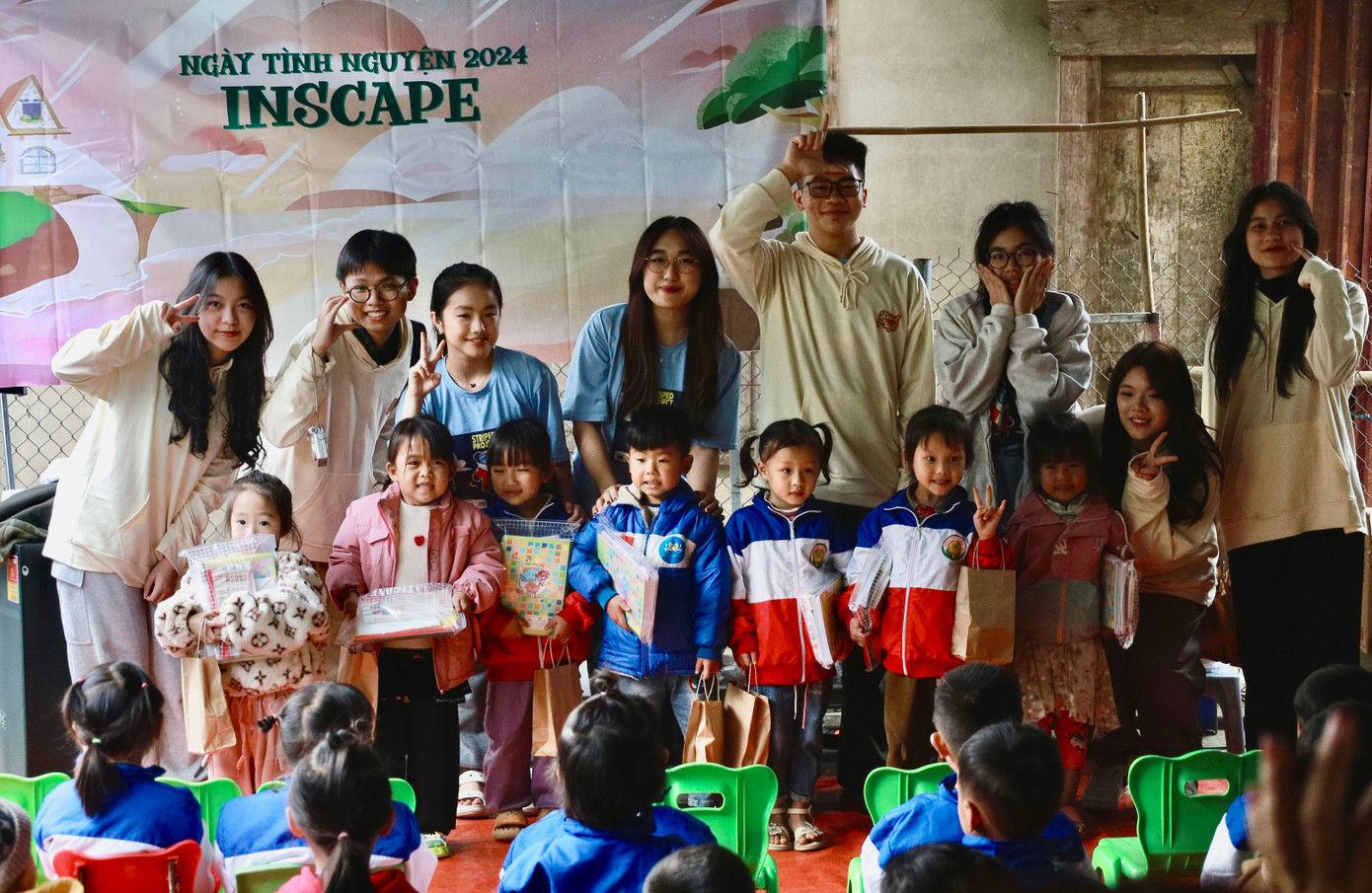 Ngày Tình nguyện của nhóm học sinh tại điểm Trường Mầm non Điểm Chương (huyện Yên Sơn, tỉnh Tuyên Quang).