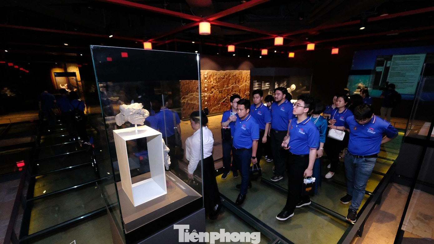 Khu trưng bày khảo cổ dưới lòng đất của Tòa nhà Quốc hội hiện lưu giữ, trưng bày 400 di vật và gần 10 di tích khảo cổ; được xem là bảo tàng khảo cổ học đầu tiên của Việt Nam. Khu trưng bày khảo cổ dưới lòng đất của Tòa nhà Quốc hội hiện lưu giữ, trưng bày 400 di vật và gần 10 di tích khảo cổ; được xem là bảo tàng khảo cổ học đầu tiên của Việt Nam.