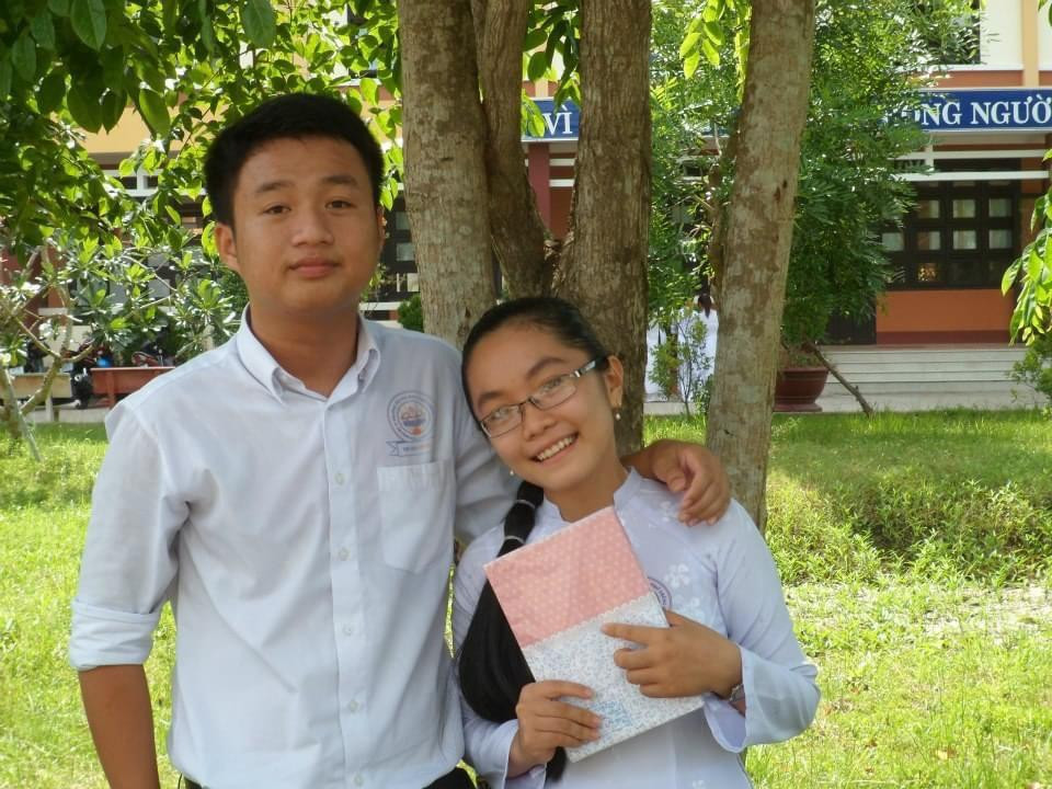 "Bắt đầu vào năm 2011, chúng mình học chung cấp 3, cấp 2 thì học riêng. Mình học chung với Thảo (bạn cũ của chồng mình) và thân nhau nên mình dùng nhờ số điện thoại của Thảo. Sau đó Hiển nhắn tin cho Thảo nhưng mình nhận được, xưng H và T nên mình tưởng H là bạn Hải lớp mình. Nhắn tin vài ngày thì mình hỏi lại mới biết nhầm người nhưng cảm thấy nói chuyện hợp nên chúng mình tiếp tục nhắn tin, càng ngày càng nhắn nhiều hơn. Đến mức mẹ mình tịch thu điện thoại vì sợ ảnh hưởng tới việc học. Bị tịch thu điện thoại, mình chuyển qua viết thư tay, viết trong nửa năm đầu lớp 12, sau đó mẹ mình thấy viết dài quá còn tốn thời gian hơn nên trả điện thoại lại cho mình. Ngày 7/6/2011 là lần đầu tiên hai đứa hẹn hò với nhau. Rồi từ đó, 5h45 mỗi sáng thứ 7 chúng mình hẹn nhau ở quán ăn gần trường.