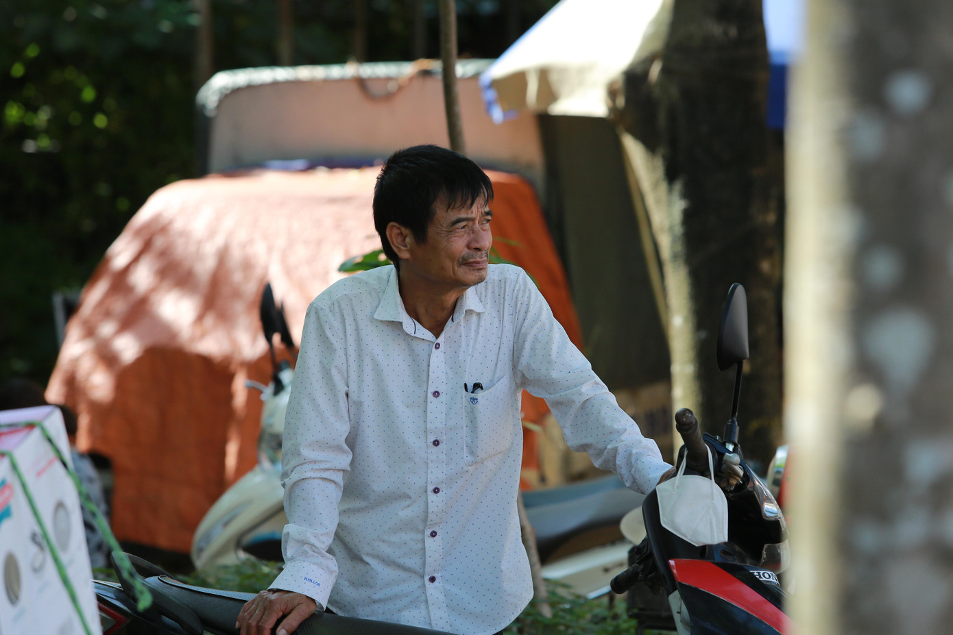 Trong lúc đợi cháu làm bài thi, bác Nguyễn Thanh Thế (68 tuổi) cũng tâm sự: “Bố mẹ của cháu Hồng Ánh đi làm ở dưới thành phố nên đợt thi quan trọng này tôi đã đưa cháu đi thi. Đây là đứa cháu nội đầu tiên của tôi đi thi chuyển cấp nên tôi rất hy vọng cháu sẽ đạt được kết quả như mong muốn. Trước đó, khi nghe thông tin trên truyền hình về tỉ lệ chọi vào lớp 10 năm nay cao kỷ lục nên trên nét mặt của Ánh cũng có chút lo lắng. Vậy nên tuy nắng nóng nhưng tôi vẫn đứng đợi cháu suốt 2 tiếng thi bởi đây là kỳ thi quyết định, tổng kết sau 9 năm học của cháu”.