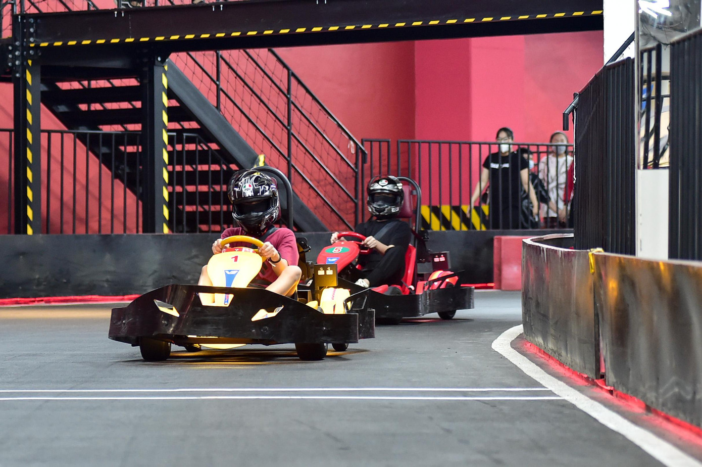 Sở dĩ, nhiều bạn mới chơi lần đầu cũng dễ dàng điều khiển được bởi xe được vận hành bằng chân phanh và chân ga, cũng rất dễ nếu lái xe ở tốc độ "dạo phố", ôm cua ngắm cảnh. Tuy nhiên, khi bẻ lái, xe khá nặng nên người mới chơi phải thật chắc tay để cua, còn nếu là “tay đua” chơi thạo thì có thể tự điều chỉnh. Nhưng nếu đua thật sự thì sẽ là thách thức cho người lái khi phải kết hợp giữa tốc độ, khả năng bám đường của xe, góc vào cua, góc thoát cua, để giúp chiếc xe đi nhanh nhất có thể. Do đó, bộ môn này không dành cho những người yếu tim.