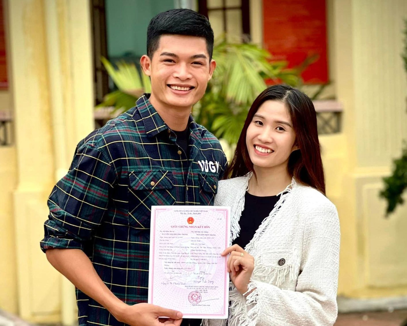 Trên trang cá nhân, Tiến Trọng hài hước bày tỏ: "Bút sa gà chết! Thông báo với các chiến hữu, em xin dừng hết tất cả mọi cuộc chơi, giờ em "bị" có vợ rồi". Ảnh: FBNV Trên trang cá nhân, Tiến Trọng hài hước bày tỏ: "Bút sa gà chết! Thông báo với các chiến hữu, em xin dừng hết tất cả mọi cuộc chơi, giờ em "bị" có vợ rồi". Ảnh: FBNV