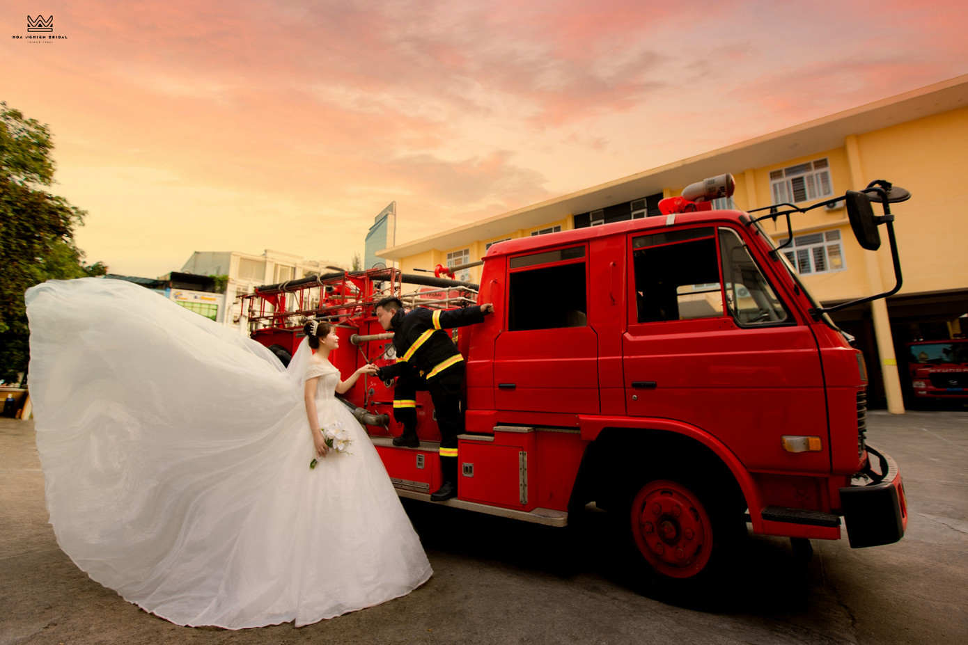 Sự sắp xếp đầy nghệ thuật của nhiếp ảnh gia và cảm xúc tự nhiên của cặp đôi đã tạo nên bộ ảnh độc lạ, ý nghĩa. Sự sắp xếp đầy nghệ thuật của nhiếp ảnh gia và cảm xúc tự nhiên của cặp đôi đã tạo nên bộ ảnh độc lạ, ý nghĩa.