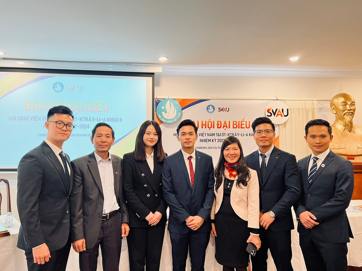 Nguyễn Đức Minh (ngoài cùng bên trái) tại Úc. Ảnh: NVCC