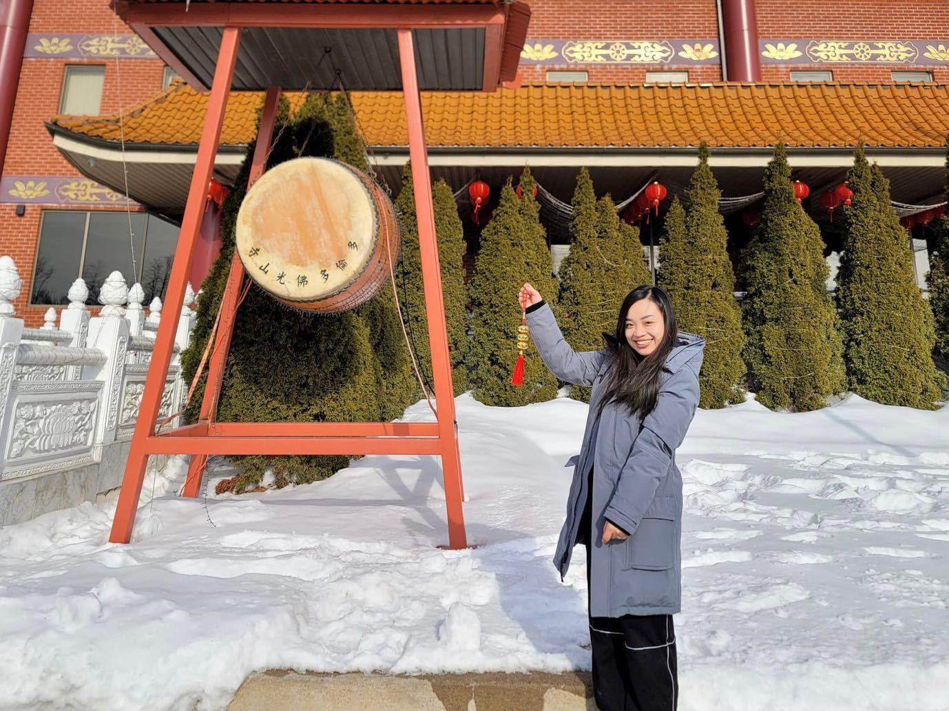 Thu Trang đi chùa cầu bình an cho năm mới. Ảnh: NVCC Thu Trang đi chùa cầu bình an cho năm mới. Ảnh: NVCC