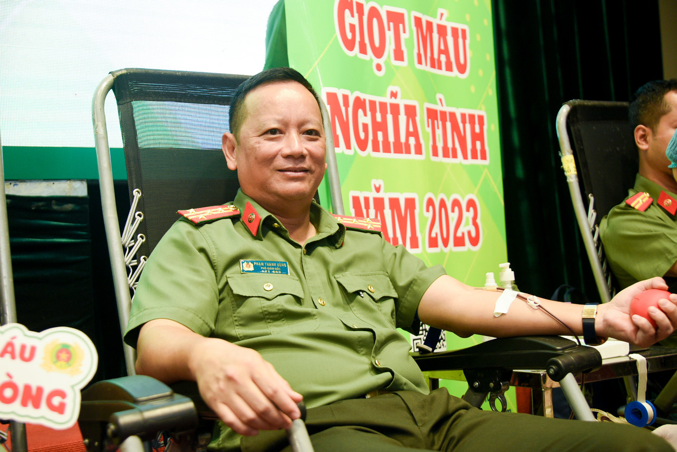 Đại tá Phạm Thanh Hùng, Phó Giám đốc CATP tham gia hiến máu ngay sau lễ phát động.