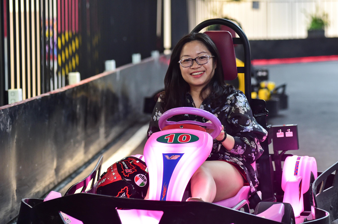 Bạn Hoàng Thùy Linh (25 tuổi, sống tại Hà Nội) cũng tham gia trò chơi trải nghiệm này vài lần vào mỗi dịp cuối tuần. Nữ “tay đua” cho rằng: “Mình cùng chồng cảm thấy khá thích thú khi được trải nghiệm thử. Sau ngày hôm đó, chúng mình lại đến chơi 3,4 lần nữa vào mỗi dịp cuối tuần. Sau mỗi lần đó, mình lại có cảm giác khác nhau, từ thích thú đến ham muốn chinh phục”.