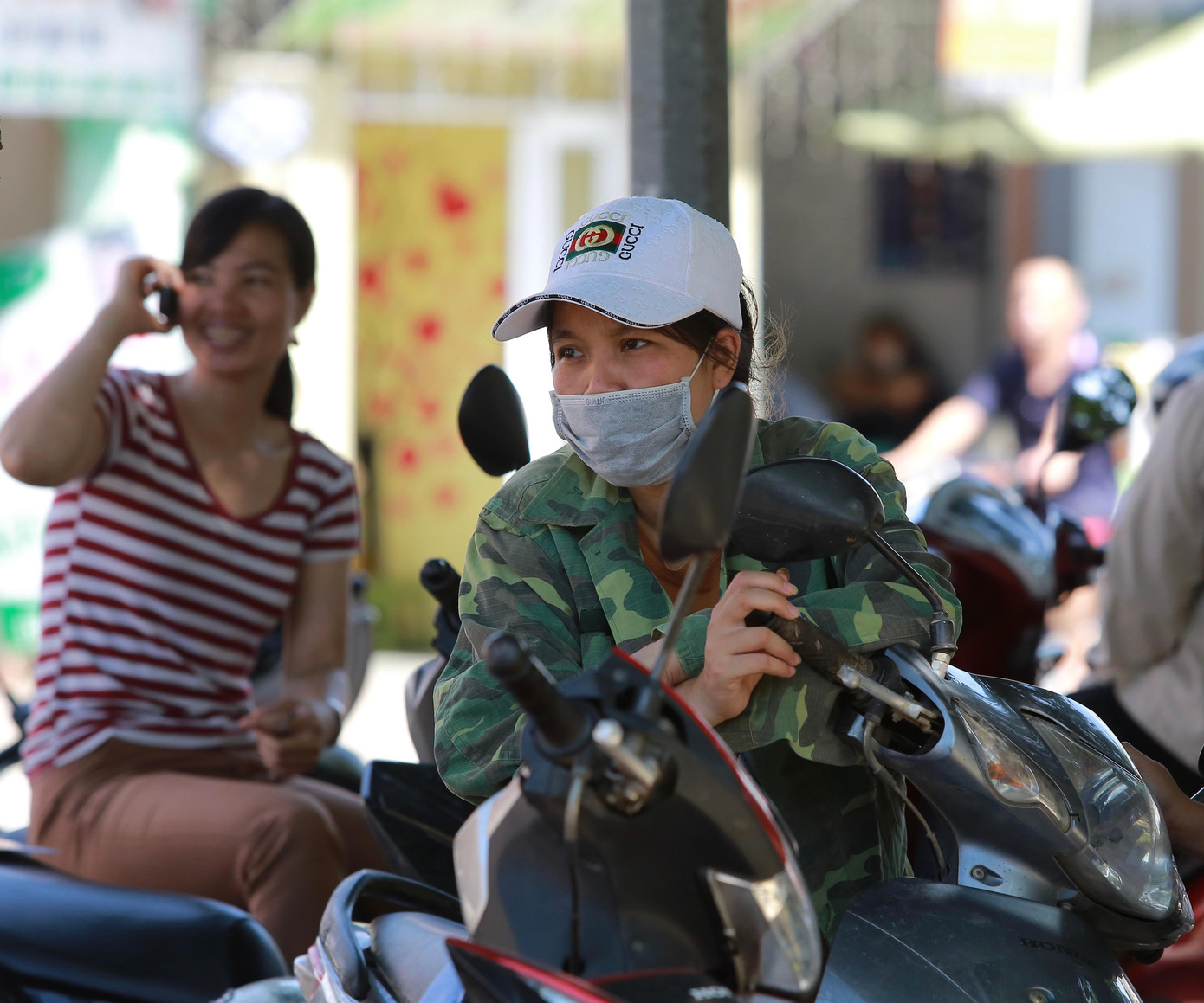 Nắng nóng khiến nhiều phụ huynh phải tạm trú dưới gốc cây, các quán nước vỉa hè.