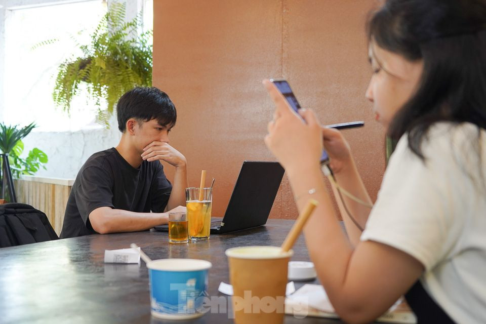 Quán cà phê cũng có tác dụng &quot;chữa lành&quot; với một số bạn trẻ. Ảnh: Châu Linh