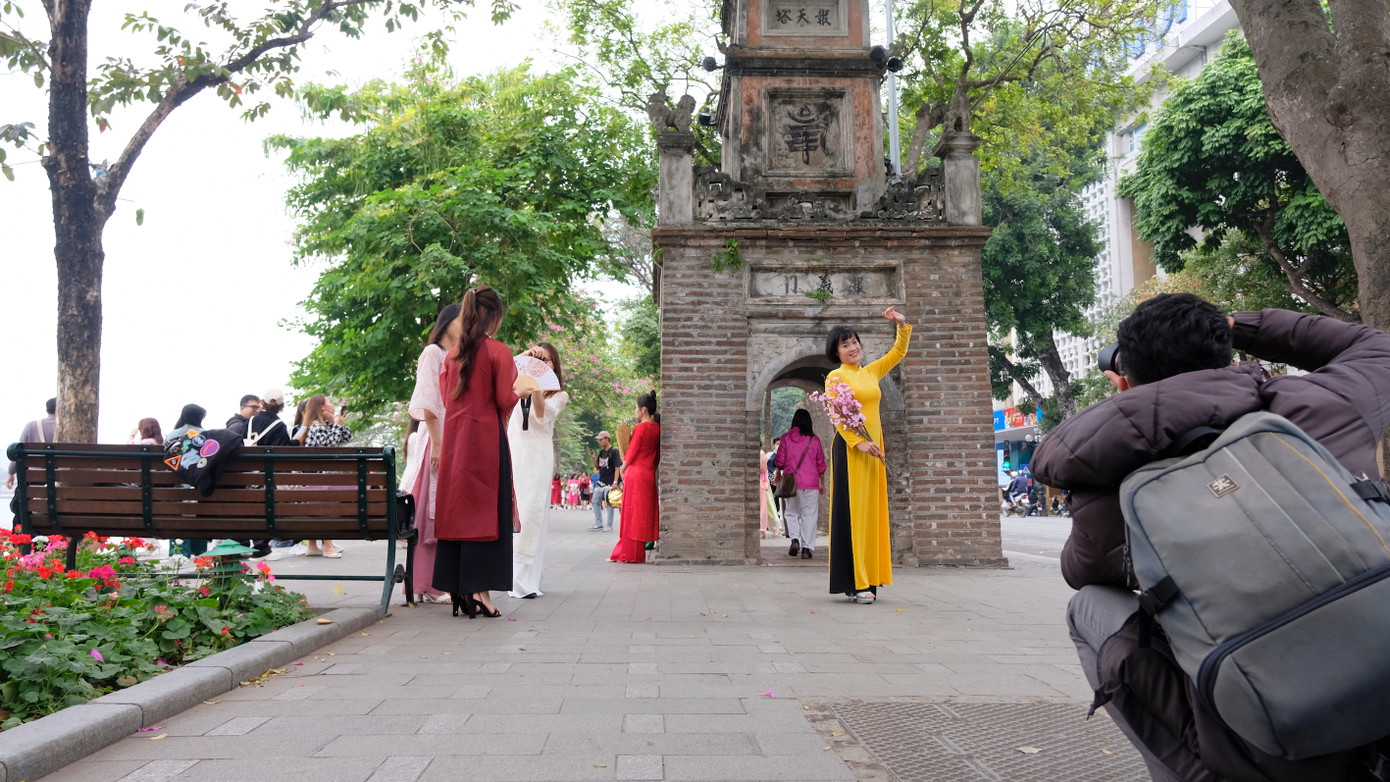Phố đi bộ Hồ Gươm không chỉ là nơi mọi người có thể đi dạo, vui chơi, giao lưu, trò chuyện, mà còn là nơi diễn ra các trò chơi dân gian, hoạt động văn hóa nghệ thuật... Đặc biệt, nơi đây cũng là lựa chọn của nhiều bạn trẻ chụp ảnh trong dịp Tết. Sau 5 năm làm việc tại Nhật Bản, bạn Nguyễn Thị Diệp (24 tuổi, quê ở Hưng Yên) trở về Hà Nội và ngỡ ngàng trước sự thay đổi về phong cảnh, sự nhộn nhịp của Thủ đô. Đặc biệt, phố đi bộ Hồ Gươm đã lưu giữ nhiều kỷ niệm của Diệp cùng bạn bè trong những năm sống ở Hà Nội. Vì vậy, cô bạn quyết định chụp bộ ảnh áo dài đón Tết tại đây. Ảnh: Diệu Nhi
