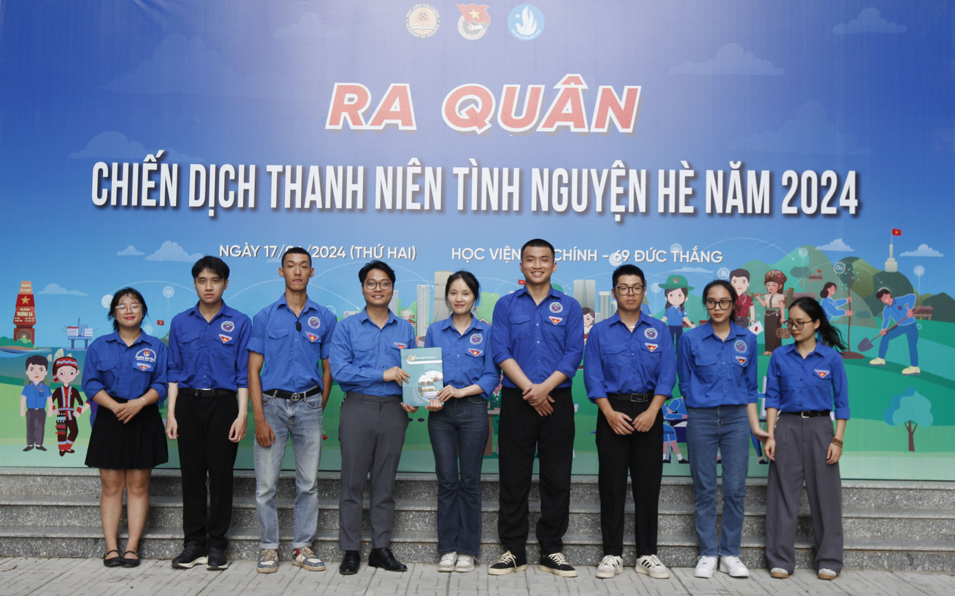 Bí thư Đoàn Thanh niên Học viện Tài chính trao quà cho đội hình sinh viên tình nguyện.