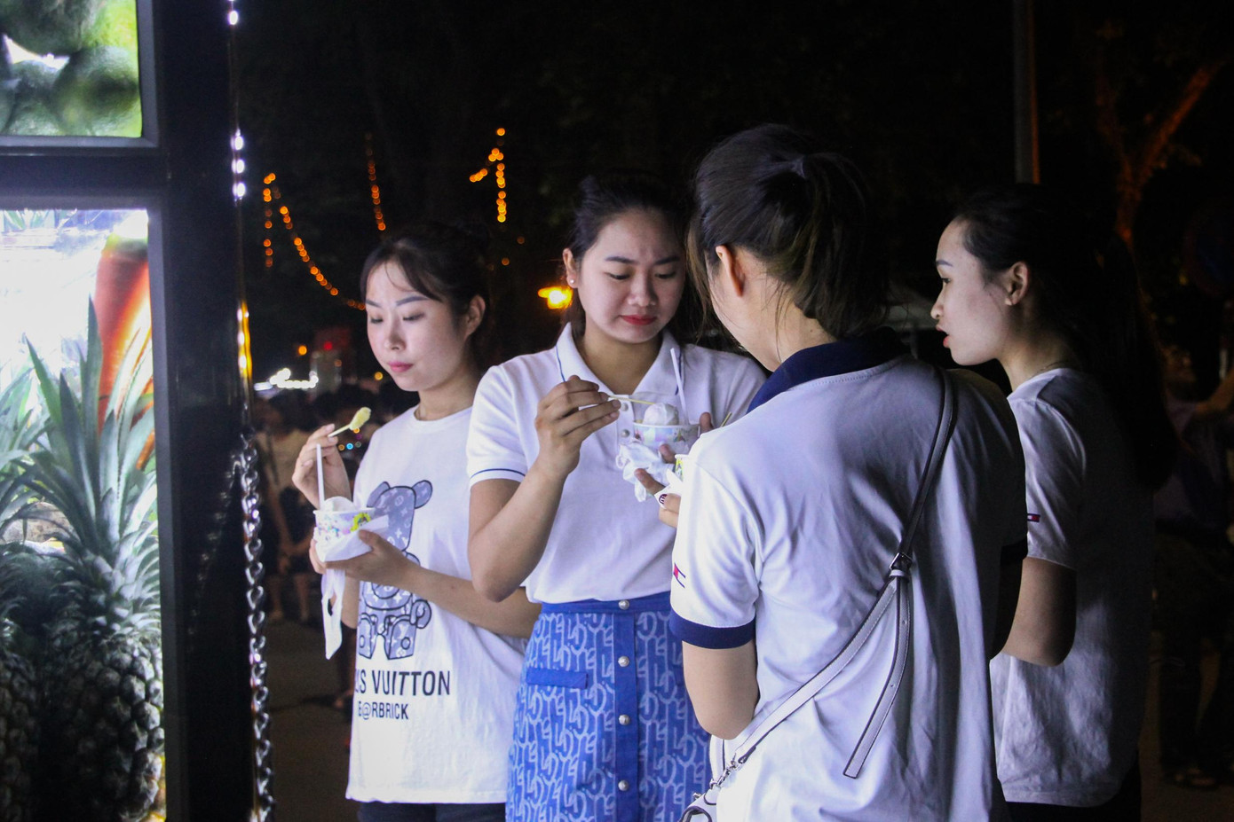 Khu vực bán hàng lưu niệm, giải khát được bố trí dọc vỉa hè các tuyến phố để phục vụ nhu cầu của du khách.