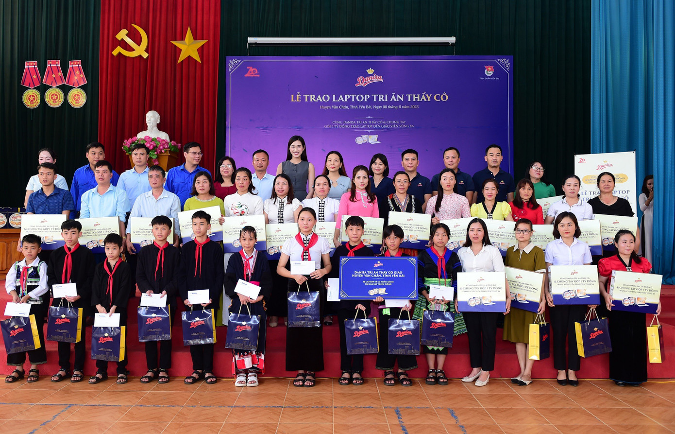 Lễ trao laptop tri ân thầy cô do nhãn hàng Danisa phối hợp với báo Tiền Phong tổ chức tại huyện Văn Chấn, tỉnh Yên Bái .