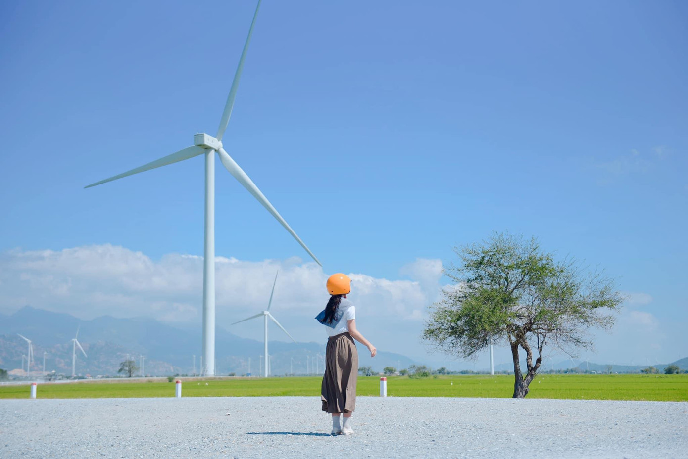 Trang chia sẻ, trước chuyến đi, mọi người nên thông báo cho phụ huynh biết về dự định của mình để được bố mẹ ủng hộ và chúc mừng. "Quan trọng hơn cả đó là chuẩn bị tinh thần sẵn sàng, đừng lo lắng, đừng sợ hãi, thay vào đó là tâm lý vững vàng, nhưng mình nghĩ là bất cứ ai khi bắt đầu cũng đều không lo lắng mà thay vào đó là sự háo hức, sự mong chờ khám phá những mảnh đất mới", cô gái 9x nói.