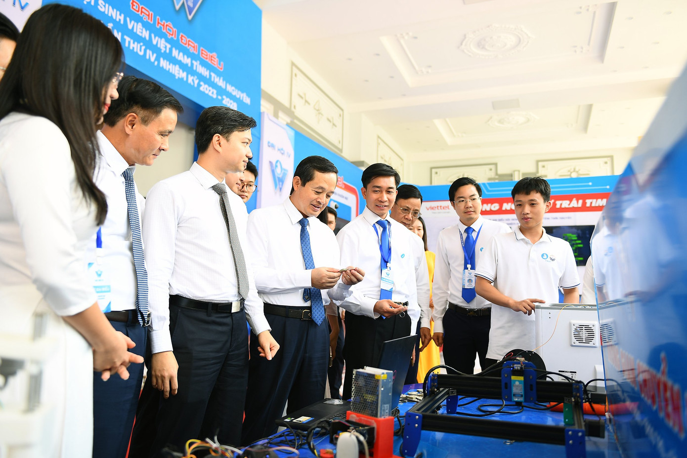 Đại biểu tham quan triển lãm tại Đại hội.