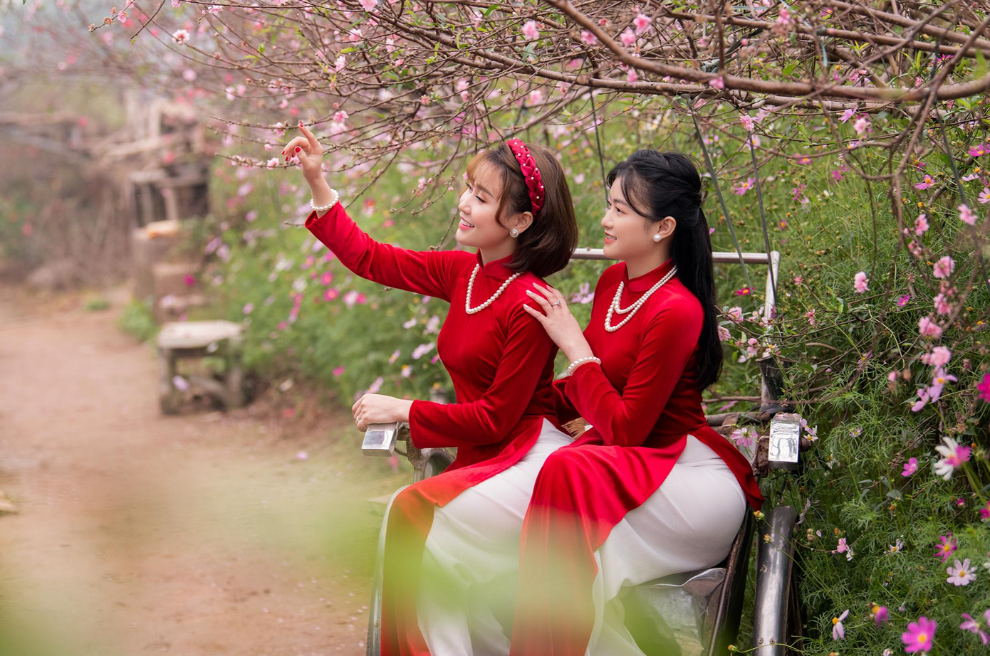 Áo dài đỏ thường được nhiều bạn nữ lựa chọn để chụp ảnh và mặc đi chúc Tết ngày đầu năm với ước vọng thêm may mắn, thuận lợi. Ảnh: Đào Minh Đức.