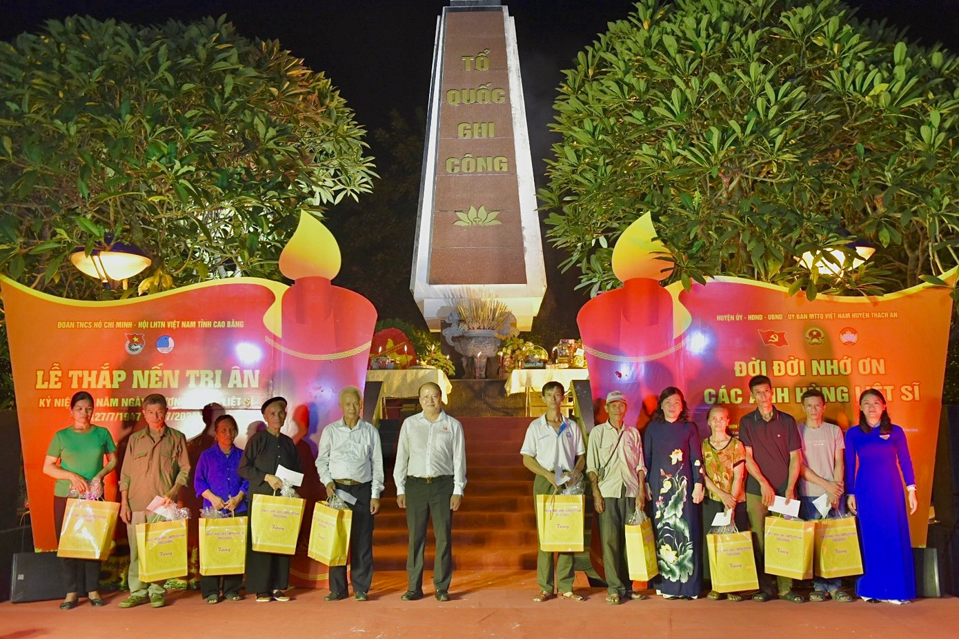 Ban tổ chức tặng quà cho các hộ gia đình chính sách. Ảnh: Tỉnh Đoàn Cao Bằng Ban tổ chức tặng quà cho các hộ gia đình chính sách. Ảnh: Tỉnh Đoàn Cao Bằng