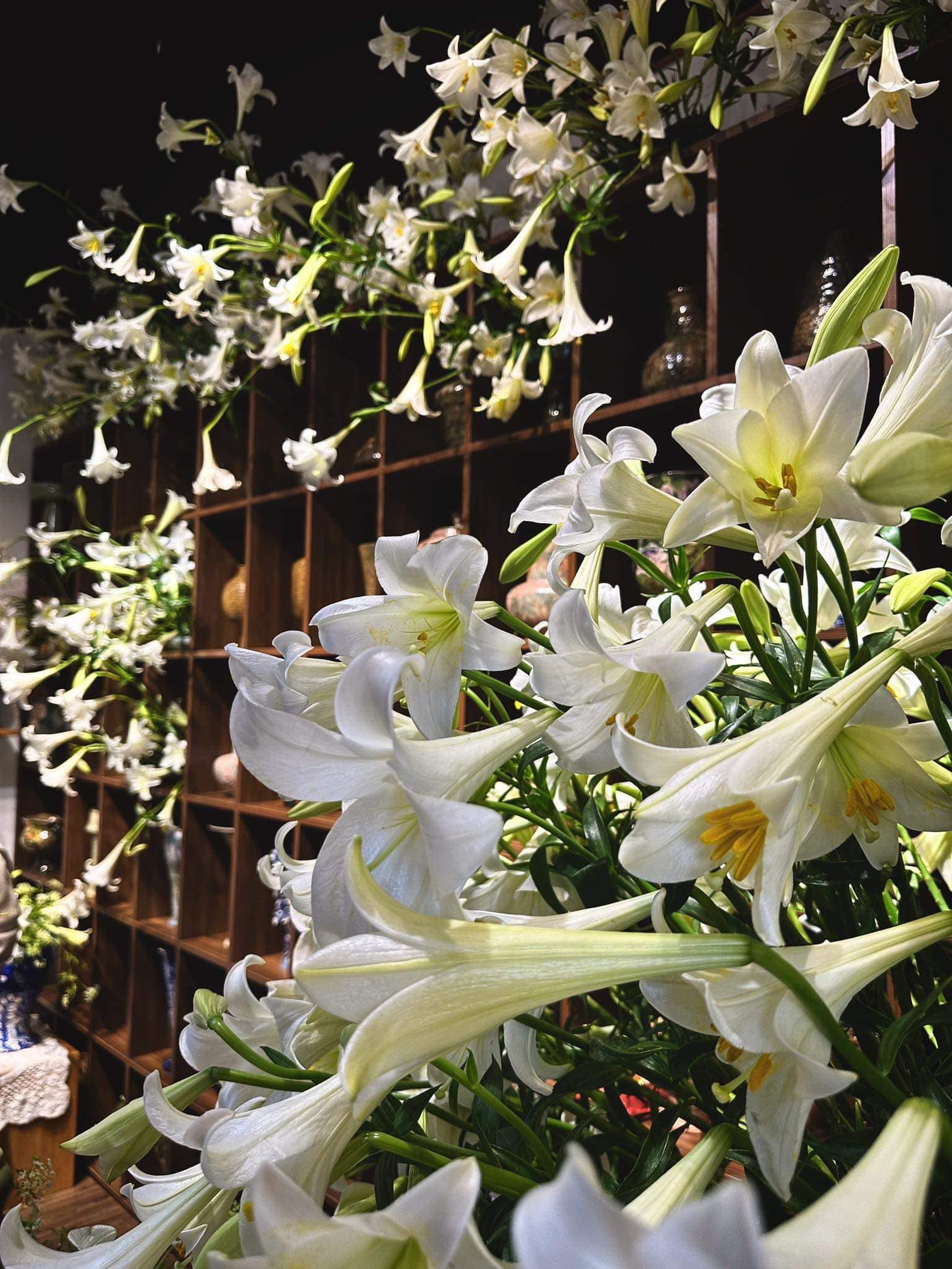 Chia sẻ cảm xúc trên mạng xã hội, chị Trang viết: "Mọi năm, cứ mỗi mùa loa kèn, mình sẽ chụp một bộ ảnh ngoại cảnh, nhưng năm nay thì khác, mình và nhóm chị em đã tranh thủ lúc giá kèn chạm đáy để cắm một phòng kèn. Kế hoạch chỉ lên trong tích tắc, 7 chị em vừa cắm vừa buôn chuyện... vì thế, có lẽ đây là mùa kèn đáng nhớ nhất của mình. Còn các bạn thì sao, đã có kỷ niệm gì về mùa kèn của Hà Nội chưa?".