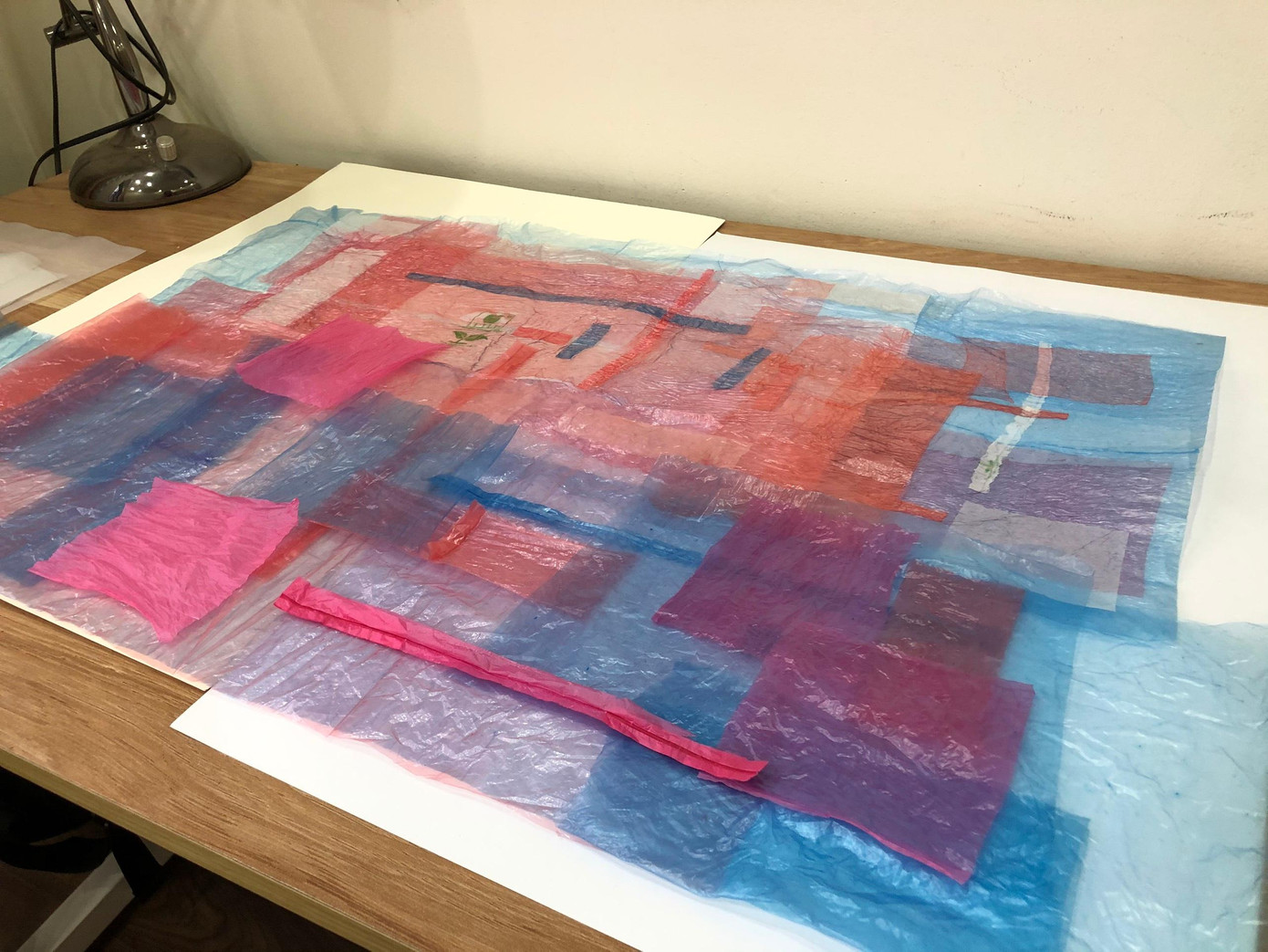 Tấm nilon được ghép từ nhiều miếng túi nhỏ, khoảng 4 đến 5 lớp, xếp trên một mặt phẳng lớn.