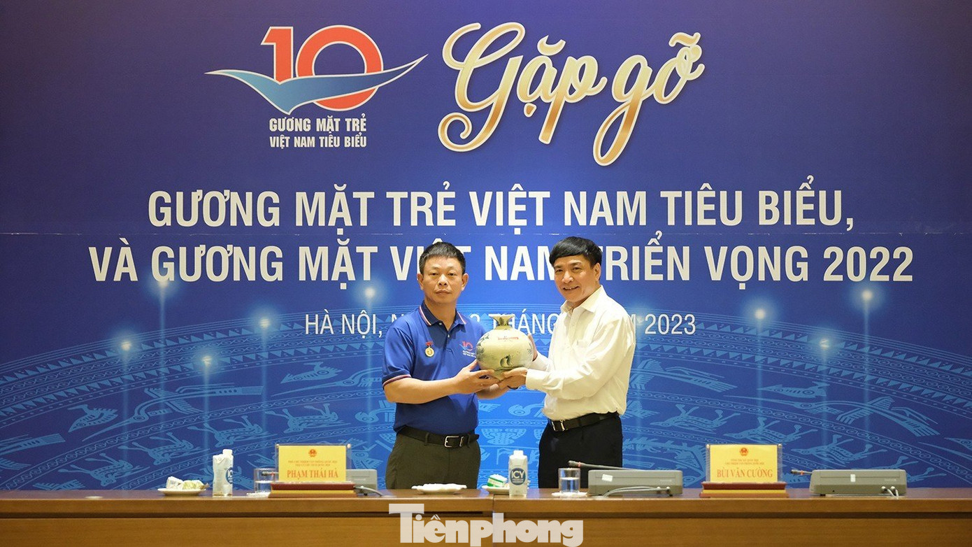 Nhà báo Phùng Công Sưởng - Phó Tổng Biên tập báo Tiền Phong tặng quà lưu niệm cho Tổng Thư ký Quốc hội, Chủ nhiệm Văn phòng Quốc hội Bùi Văn Cường. Nhà báo Phùng Công Sưởng - Phó Tổng Biên tập báo Tiền Phong tặng quà lưu niệm cho Tổng Thư ký Quốc hội, Chủ nhiệm Văn phòng Quốc hội Bùi Văn Cường.