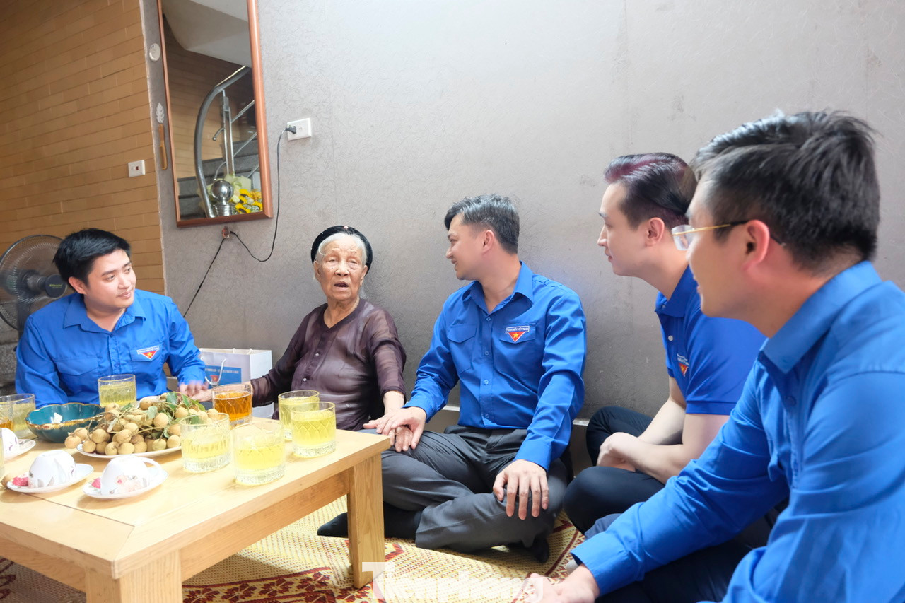 Đoàn công tác T.Ư Đoàn thăm, trò chuyện, chia sẻ với Mẹ Việt Nam Anh hùng. Ảnh: Châu Linh