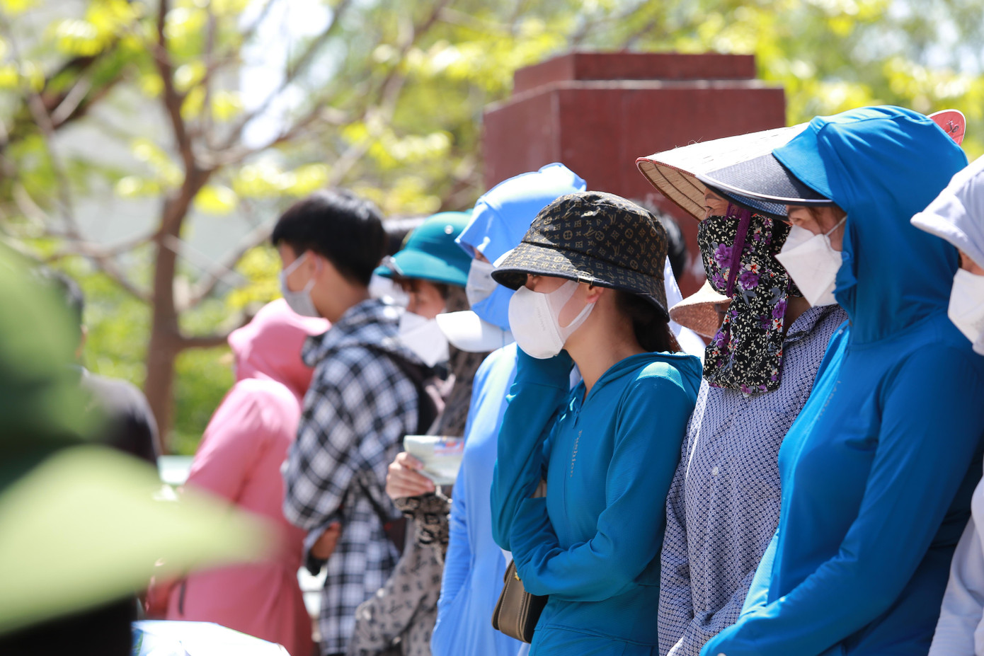 Phụ huynh hồi hộp đợi con trước giờ thu bài.