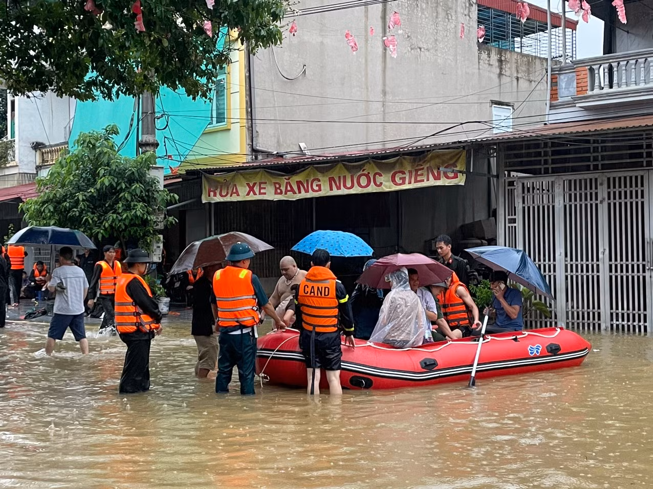 Trực tiếp tham gia cùng lực lượng thanh niên Công an tỉnh, anh Lê Trọng Hải - cán bộ MobiFone tỉnh Hà Giang cho biết, có những đồng chí nhà trong vùng lụt không kịp dọn cho mình, khi nghe thấy lệnh tập trung lập tức tham gia cùng đồng đội ứng cứu. Ảnh: Trọng Hải