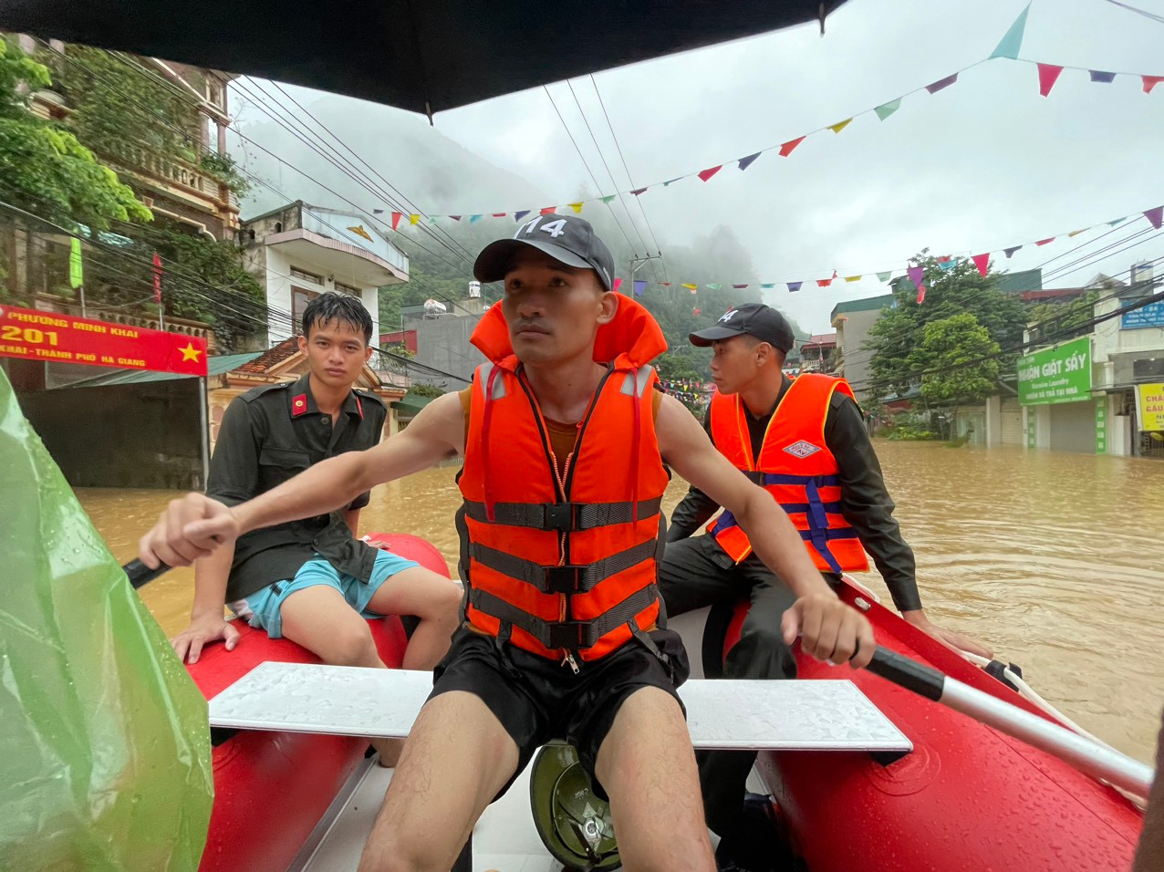 Trực tiếp tham gia cùng lực lượng thanh niên Công an tỉnh, anh Lê Trọng Hải - cán bộ MobiFone tỉnh Hà Giang cho biết, có những đồng chí nhà trong vùng lụt không kịp dọn cho mình, khi nghe thấy lệnh tập trung lập tức tham gia cùng đồng đội ứng cứu. Ảnh: Trọng Hải