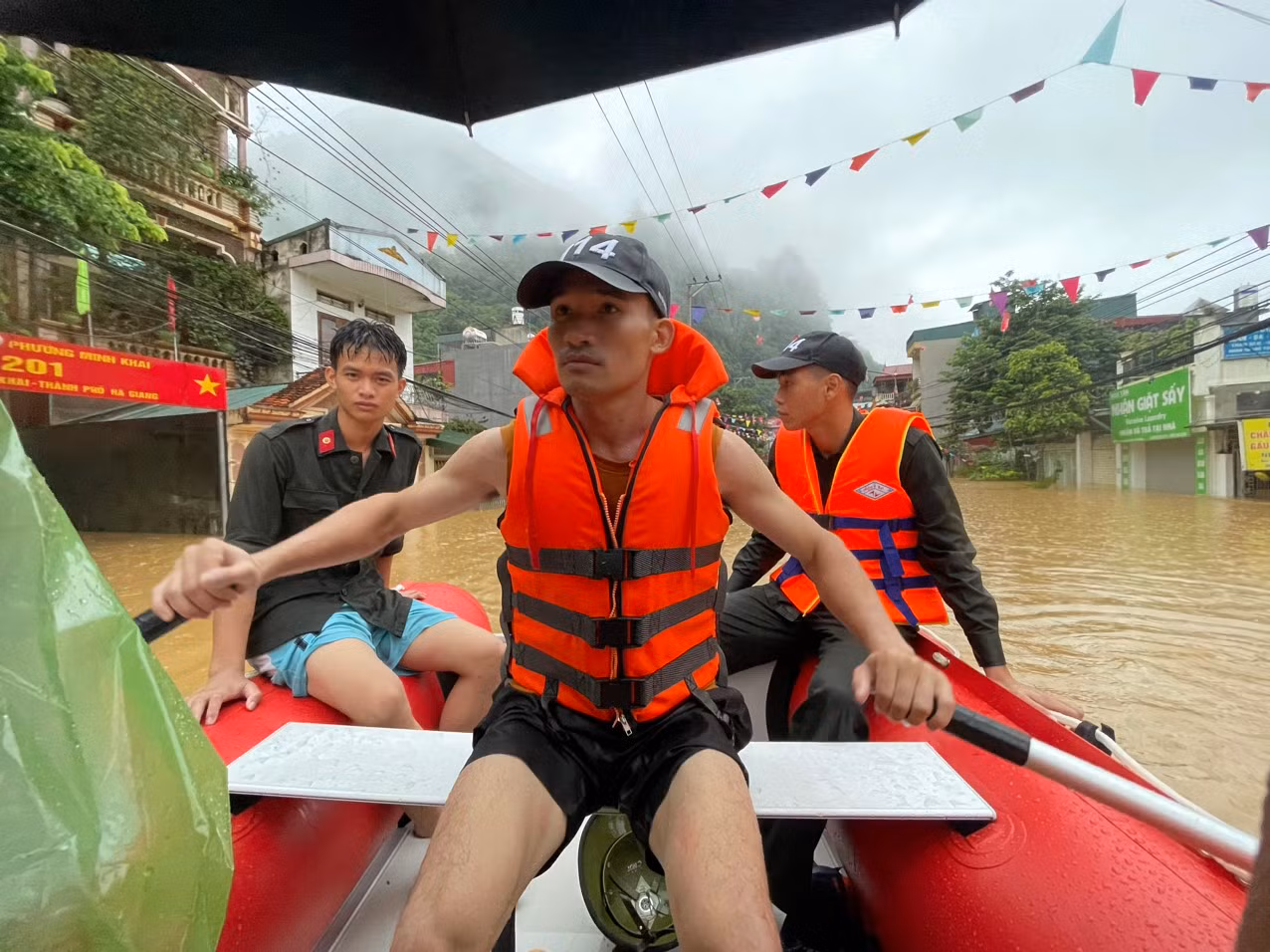 Trực tiếp tham gia cùng lực lượng thanh niên Công an tỉnh, anh Lê Trọng Hải - cán bộ MobiFone tỉnh Hà Giang cho biết, có những đồng chí nhà trong vùng lụt không kịp dọn cho mình, khi nghe thấy lệnh tập trung lập tức tham gia cùng đồng đội ứng cứu. Ảnh: Trọng Hải