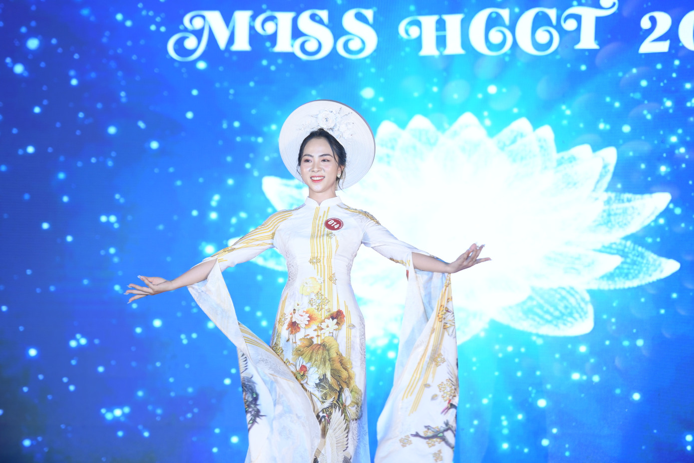 Các thí sinh tỏa sáng trong đêm chung kết. Ảnh: Dương Triều