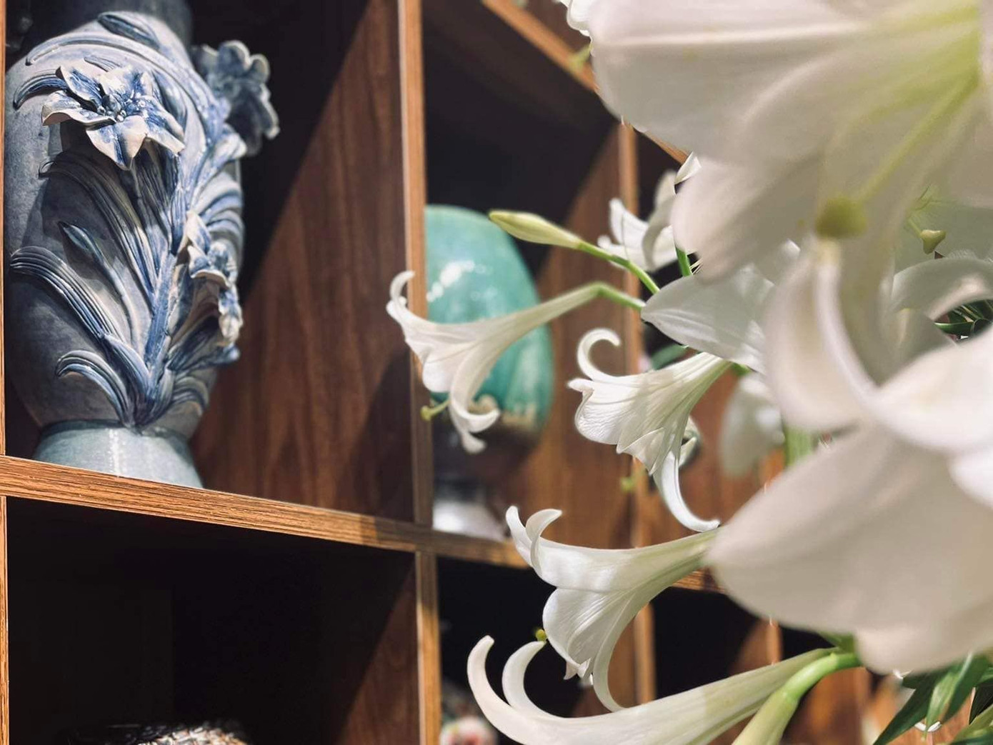 Chị Lưu Huyền Trang (SN 1988, làm quản lý tài chính ở Hà Nội) chia sẻ: "Mình cùng nhóm bạn đã tới tận vườn hoa loa kèn để đặt mua 2.200 bông nên có giá rẻ hơn bình thường. Để chào đón tháng Tư với nhiều năng lượng, chúng mình cùng tạo nên một không gian tràn ngập hoa loa kèn rực rỡ khoe sắc. Mình rất vui vì được bạn bè, người lạ, những người yêu hoa tìm đến phòng gốm tham quan và chụp ảnh".