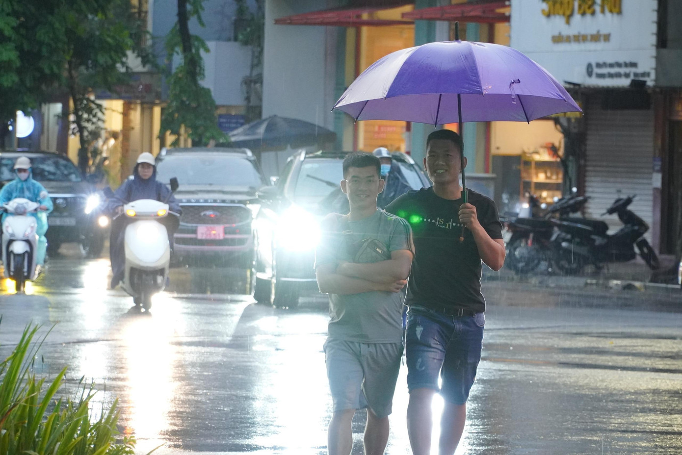 Mưa lớn giúp người dân Thủ đô giải nhiệt sau chuỗi ngày nắng nóng kéo dài. Mưa lớn giúp người dân Thủ đô giải nhiệt sau chuỗi ngày nắng nóng kéo dài.