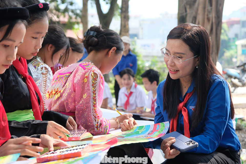 Các em thiếu nhi hưởng ứng cuộc thi vẽ tranh với chủ đề “Thiếu nhi Việt Nam làm nghìn việc tốt”. Các em thiếu nhi hưởng ứng cuộc thi vẽ tranh với chủ đề “Thiếu nhi Việt Nam làm nghìn việc tốt”.