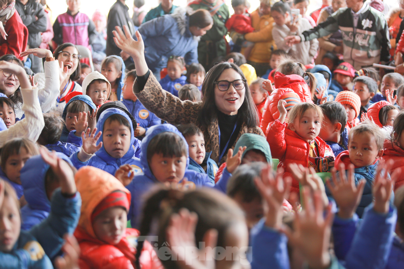 Các em nhỏ hào hứng giơ tay nhận quà. Ảnh: Châu Linh Các em nhỏ hào hứng giơ tay nhận quà. Ảnh: Châu Linh