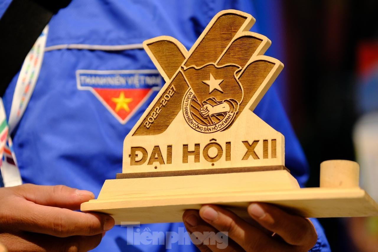 Tác giả của các sản phẩm thủ công này – anh Nguyễn Vũ Linh (sinh năm 1994, đến từ tỉnh An Giang) hào hứng giới thiệu: "Mỗi chiếc logo Đại hội được trưng bày ở đây đều được làm bằng gỗ địa phương của tỉnh An Giang. Kết hợp với công nghệ khắc laser, tôi đã phát triển ý tưởng làm logo Đại hội từ gỗ để giới thiệu một sản phẩm mới, lạ, ý nghĩa của gian hàng. Thông qua sản phẩm, tôi mong muốn truyền tải thông điệp tới các đại biểu trong việc bảo vệ môi trường, tận dụng nguyên liệu sẵn có của địa phương để sáng tạo thêm nhiều mặt hàng đặc trưng, ý nghĩa”. Ảnh: Châu Linh