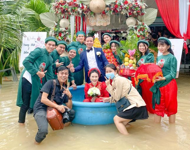 Hình ảnh rước dâu bằng thuyền thúng của cặp đôi trẻ đã được lan truyền nhanh chóng trên mạng xã hội với nhiều lời chúc phúc và động viên. Hình ảnh rước dâu bằng thuyền thúng của cặp đôi trẻ đã được lan truyền nhanh chóng trên mạng xã hội với nhiều lời chúc phúc và động viên.